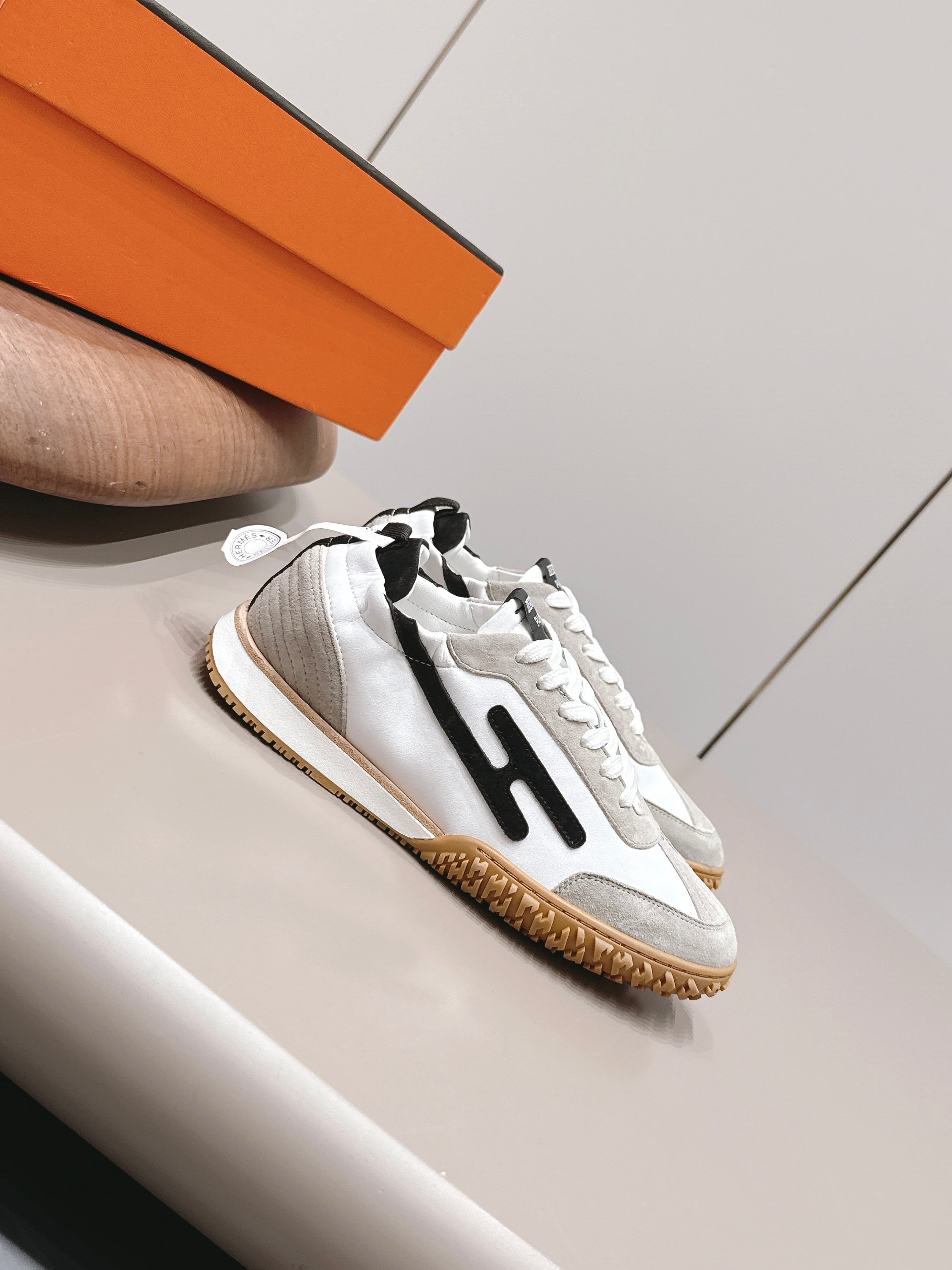 HM 26S BOUNCING SNEAKERS IN WHITE CALFSKIN AND LIGHT GREY BLACK SUEDE