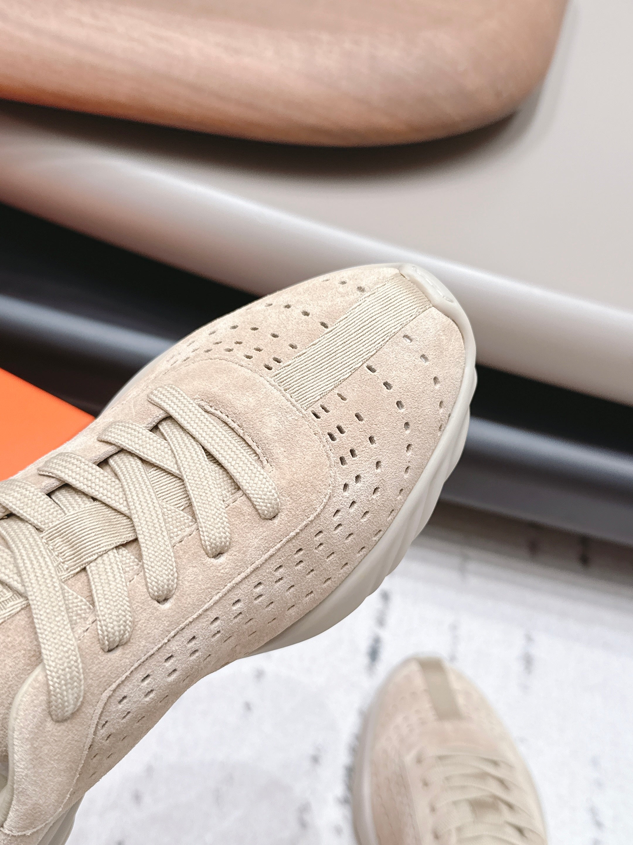 HM 26S TRAIL SNEAKERS IN BEIGE PERFORATED SUEDE