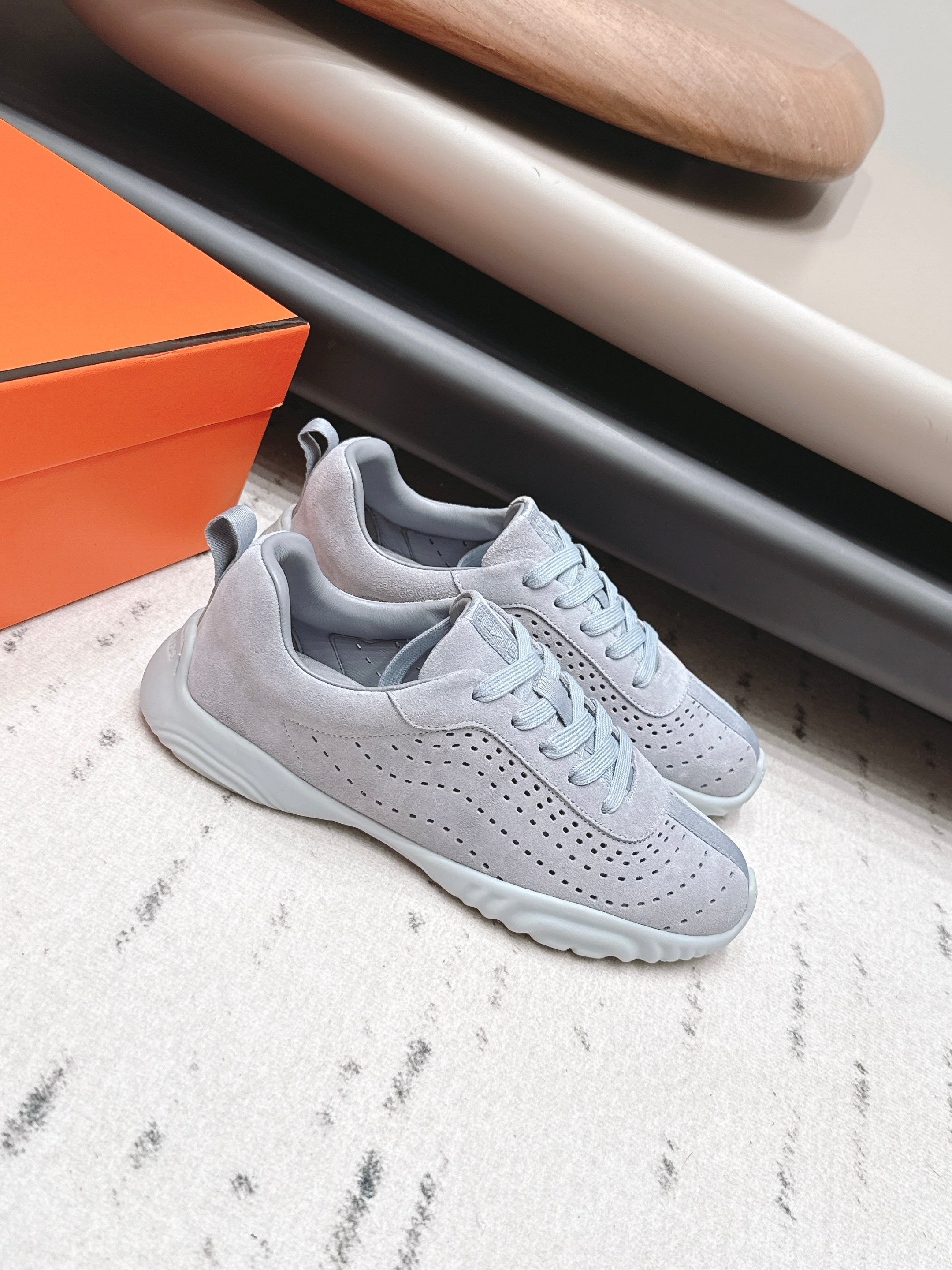 HM 26S TRAIL SNEAKERS IN LIGHT GREY PERFORATED SUEDE