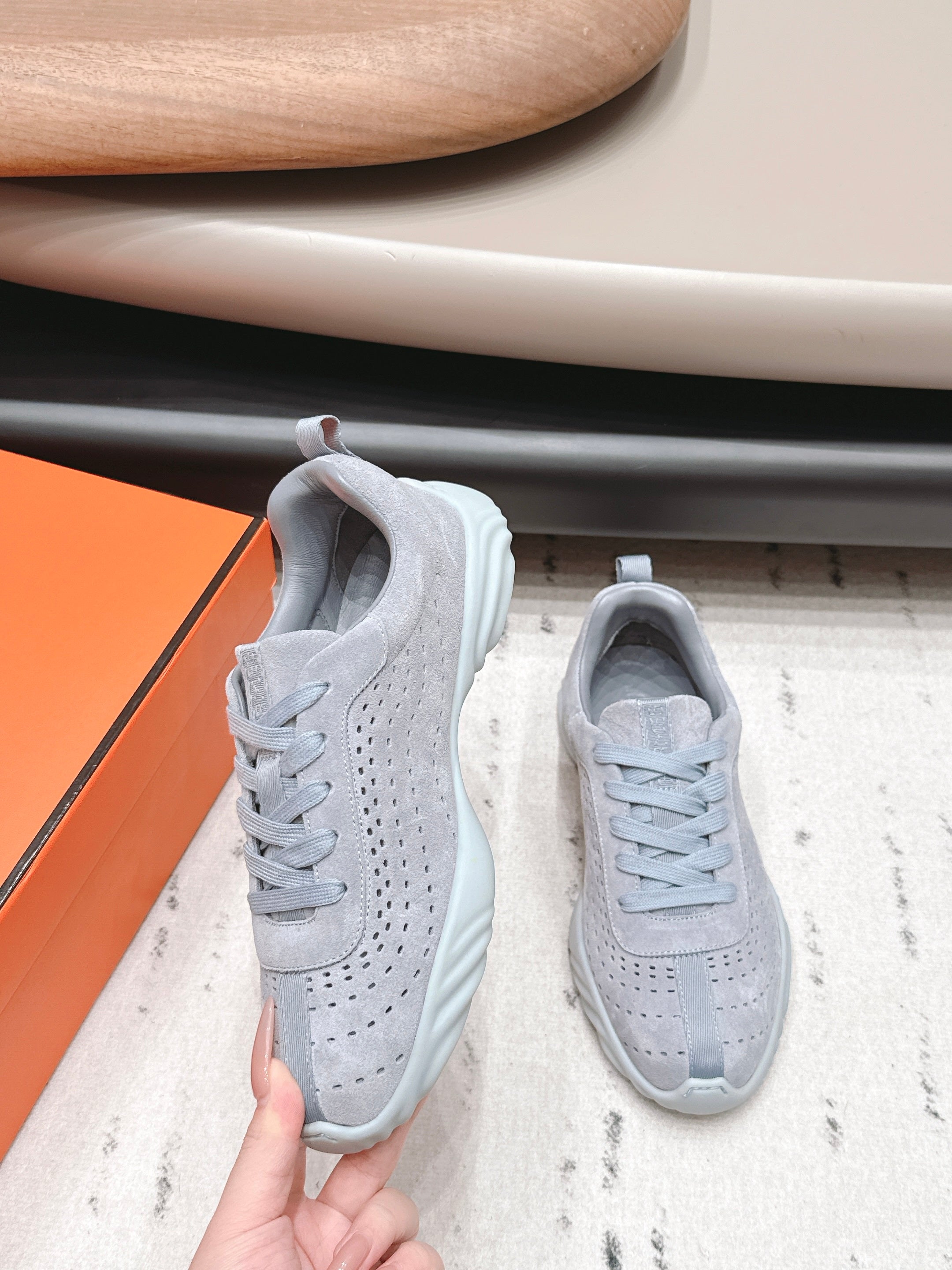 HM 26S TRAIL SNEAKERS IN LIGHT GREY PERFORATED SUEDE
