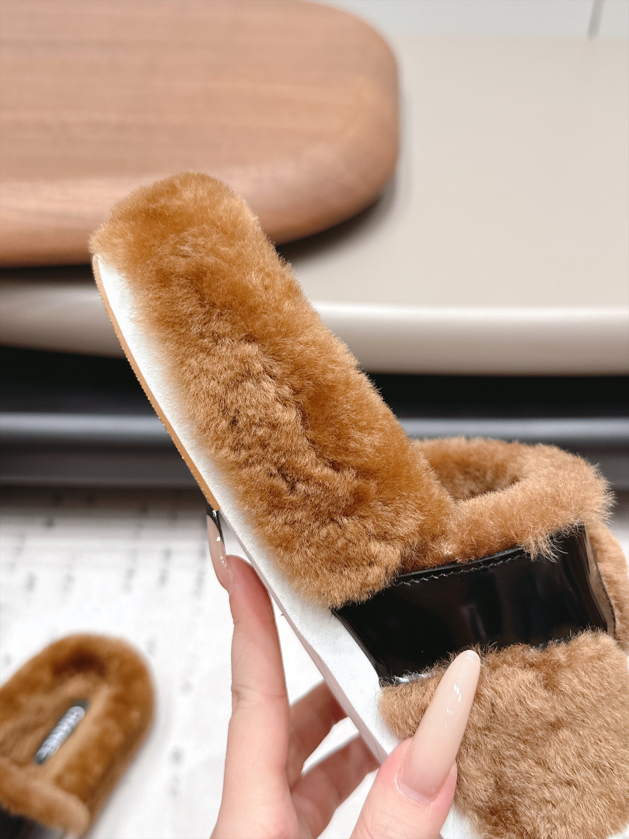 CHANEL 26S SLIDE SANDALS IN BROWN SHEARLING AND BLACK STRAP
