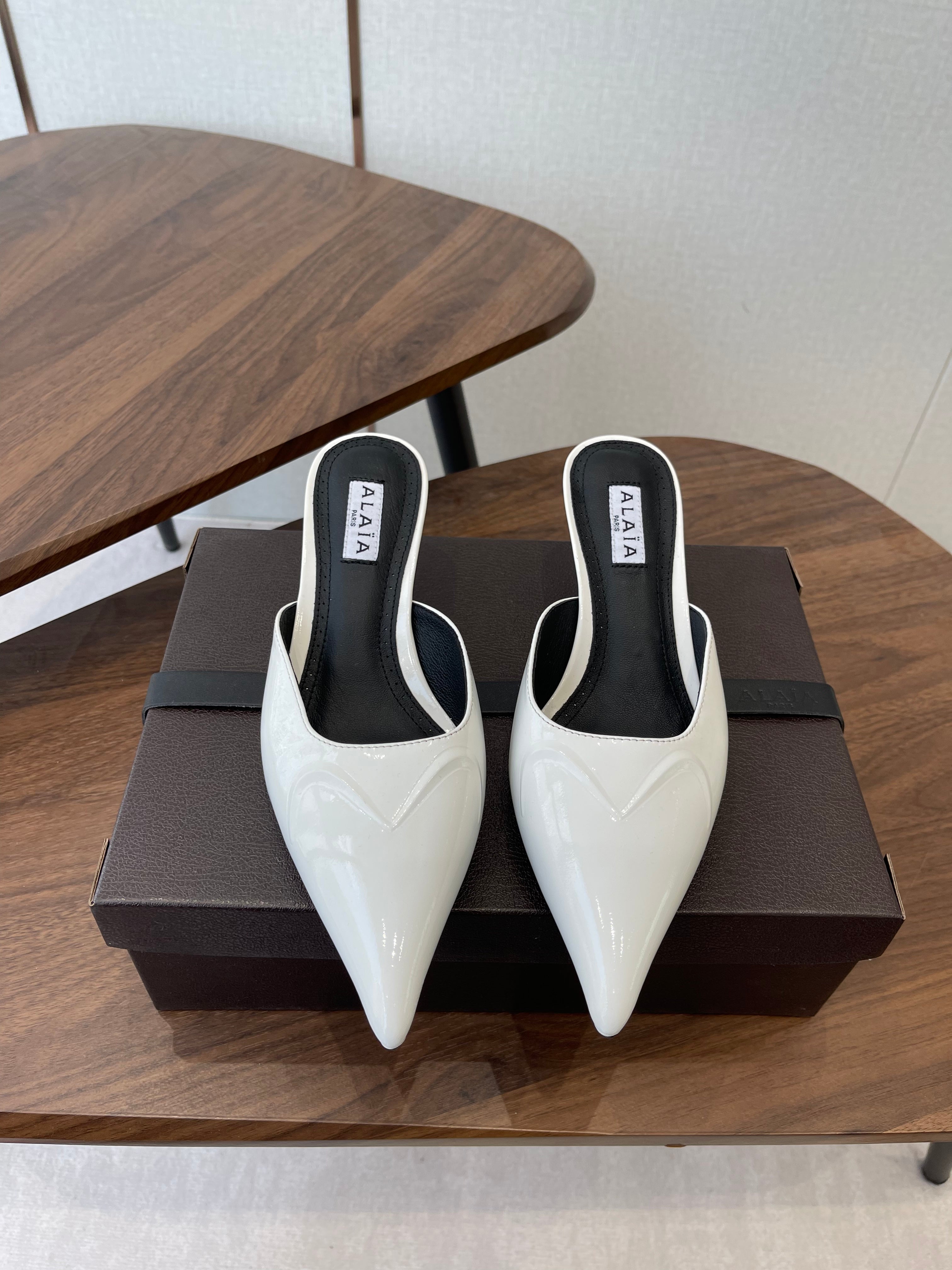 ALAIA 26S HEELED MULES 50 MM IN WHITE GLOSSY CALFSKIN