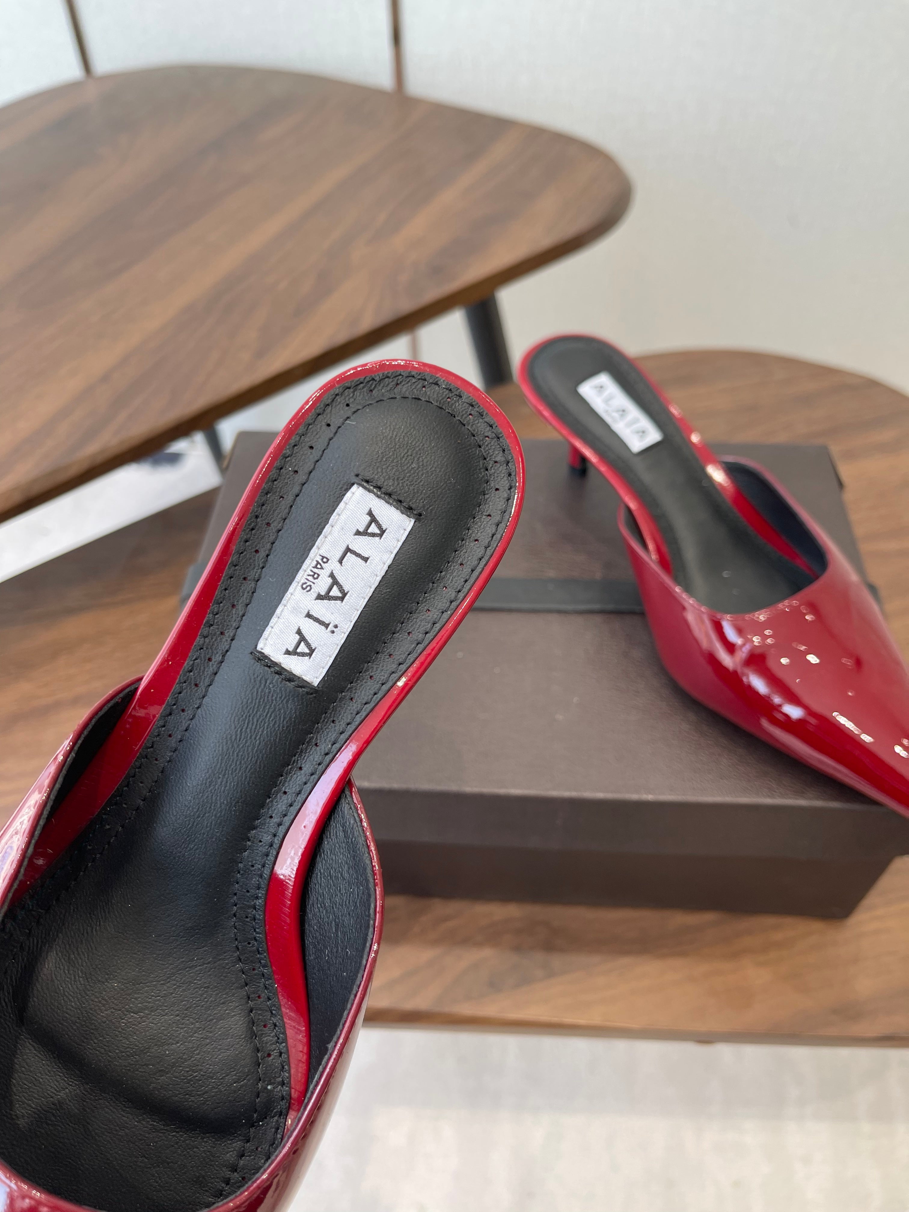 ALAIA 26S HEELED MULES 50 MM IN DARK RED GLOSSY CALFSKIN