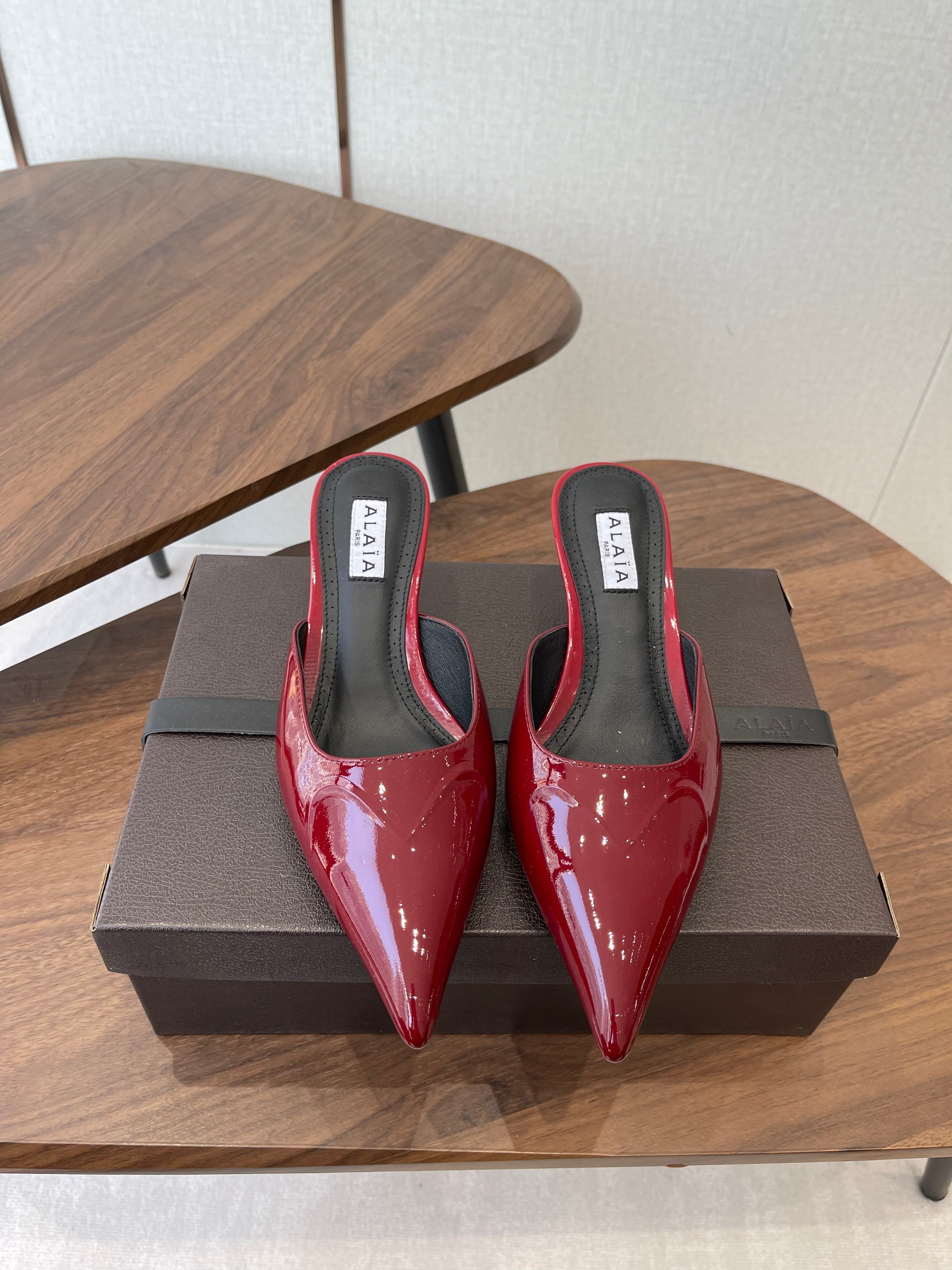 ALAIA 26S HEELED MULES 50 MM IN DARK RED GLOSSY CALFSKIN