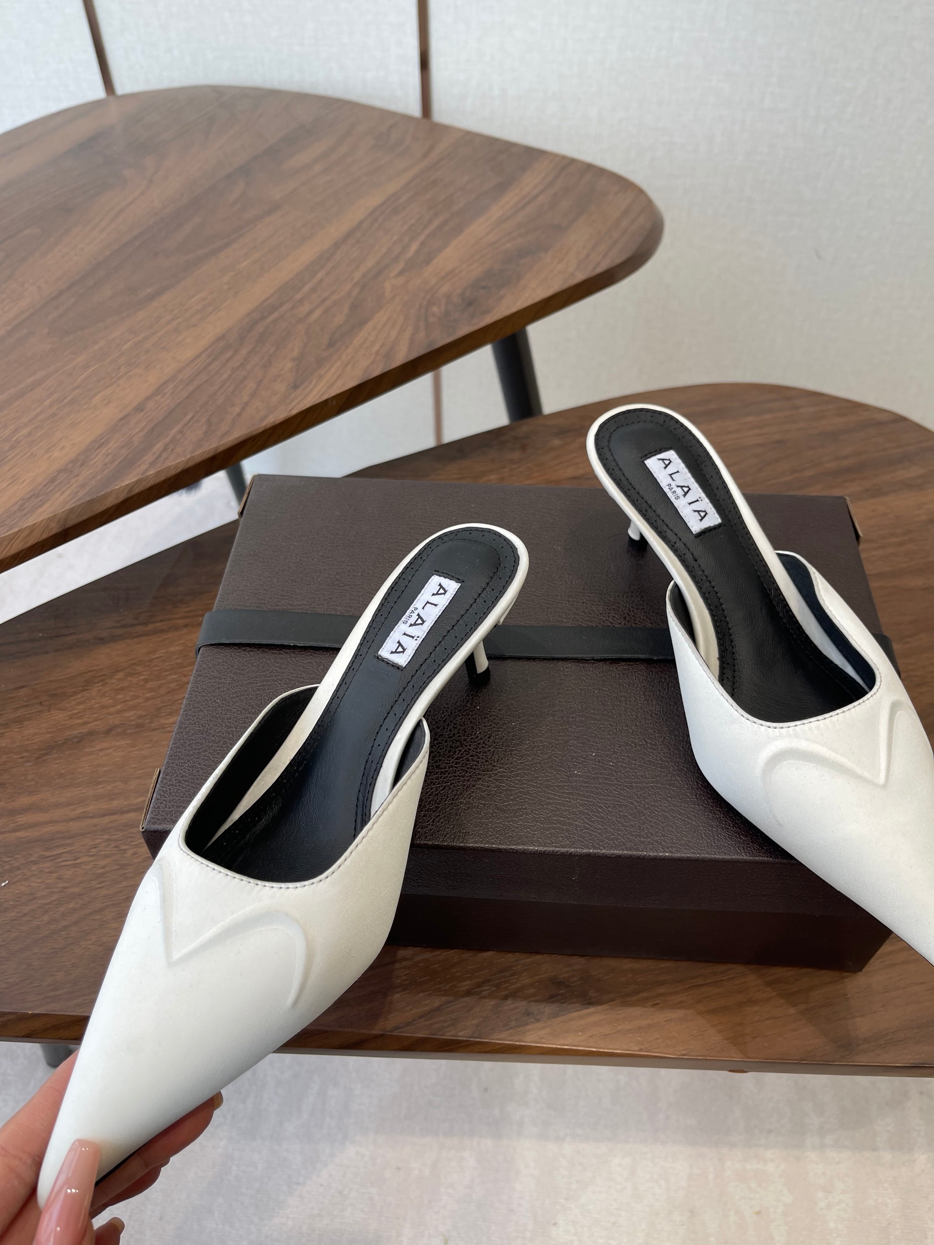 ALAIA 26S HEELED MULES 50 MM IN WHITE FABRIC