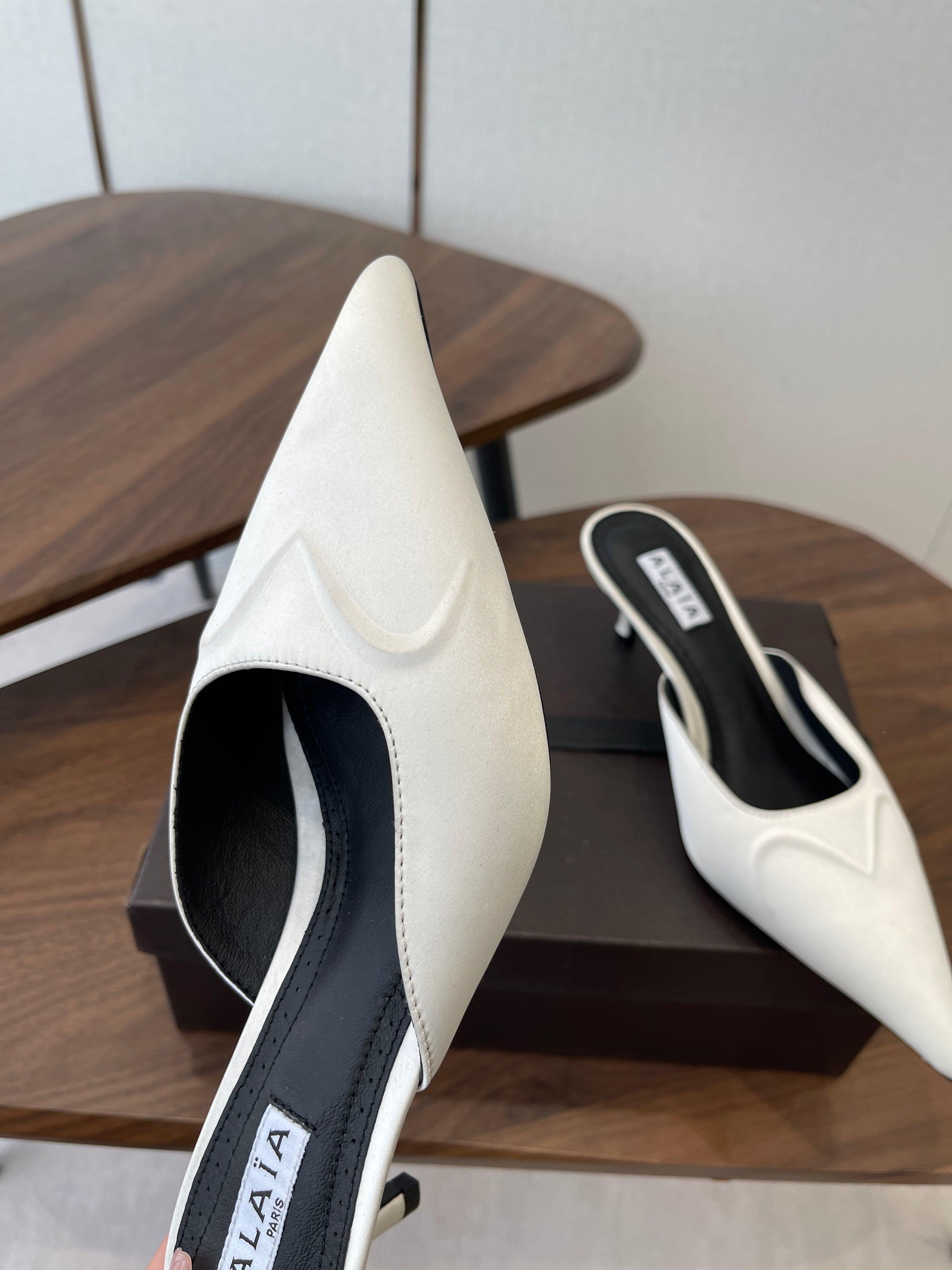 ALAIA 26S HEELED MULES 50 MM IN WHITE FABRIC