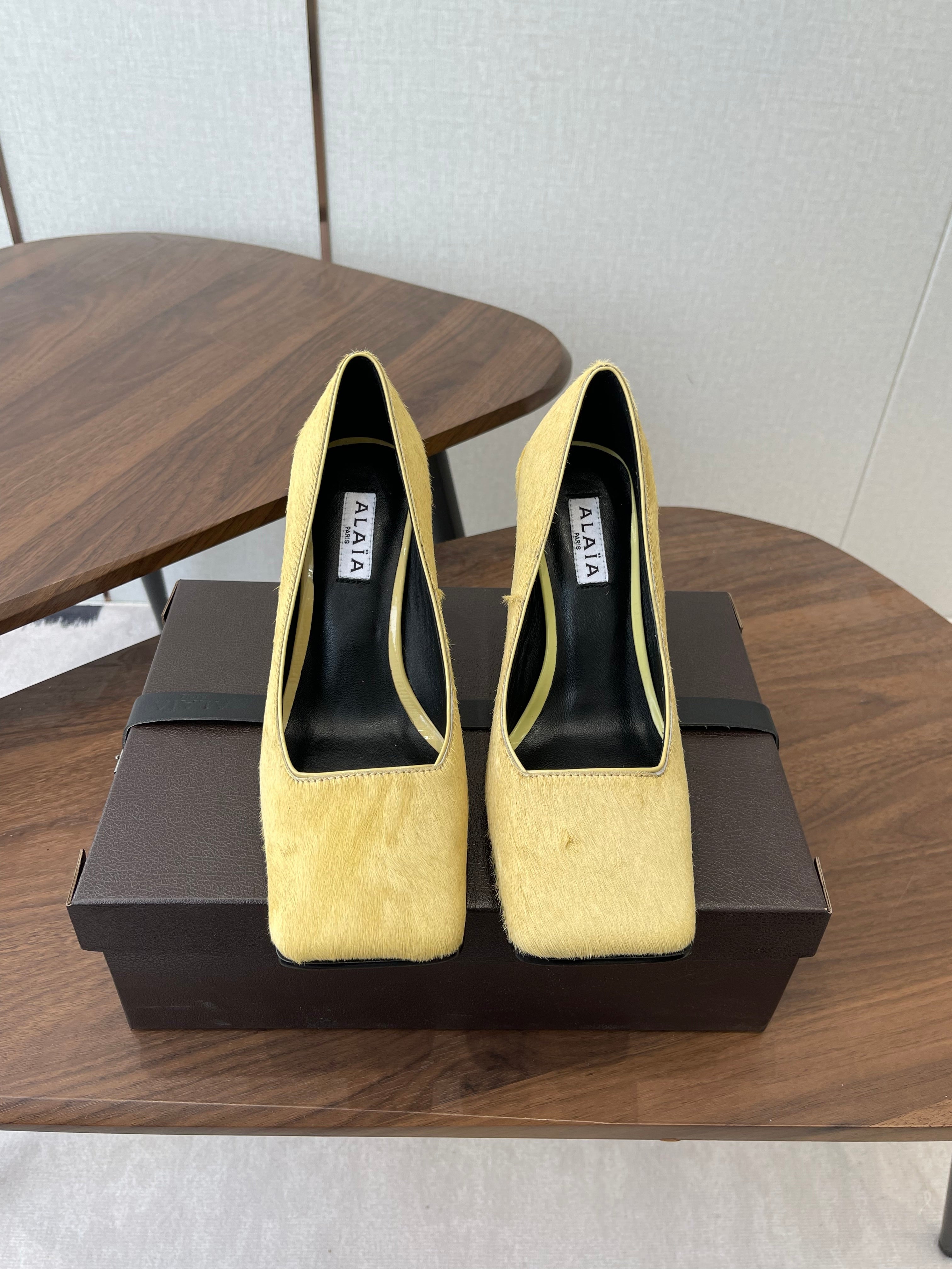 ALAIA 26S SQUARE-TOE HIGH HEELS 95 MM IN YELLOW PONY HAIR