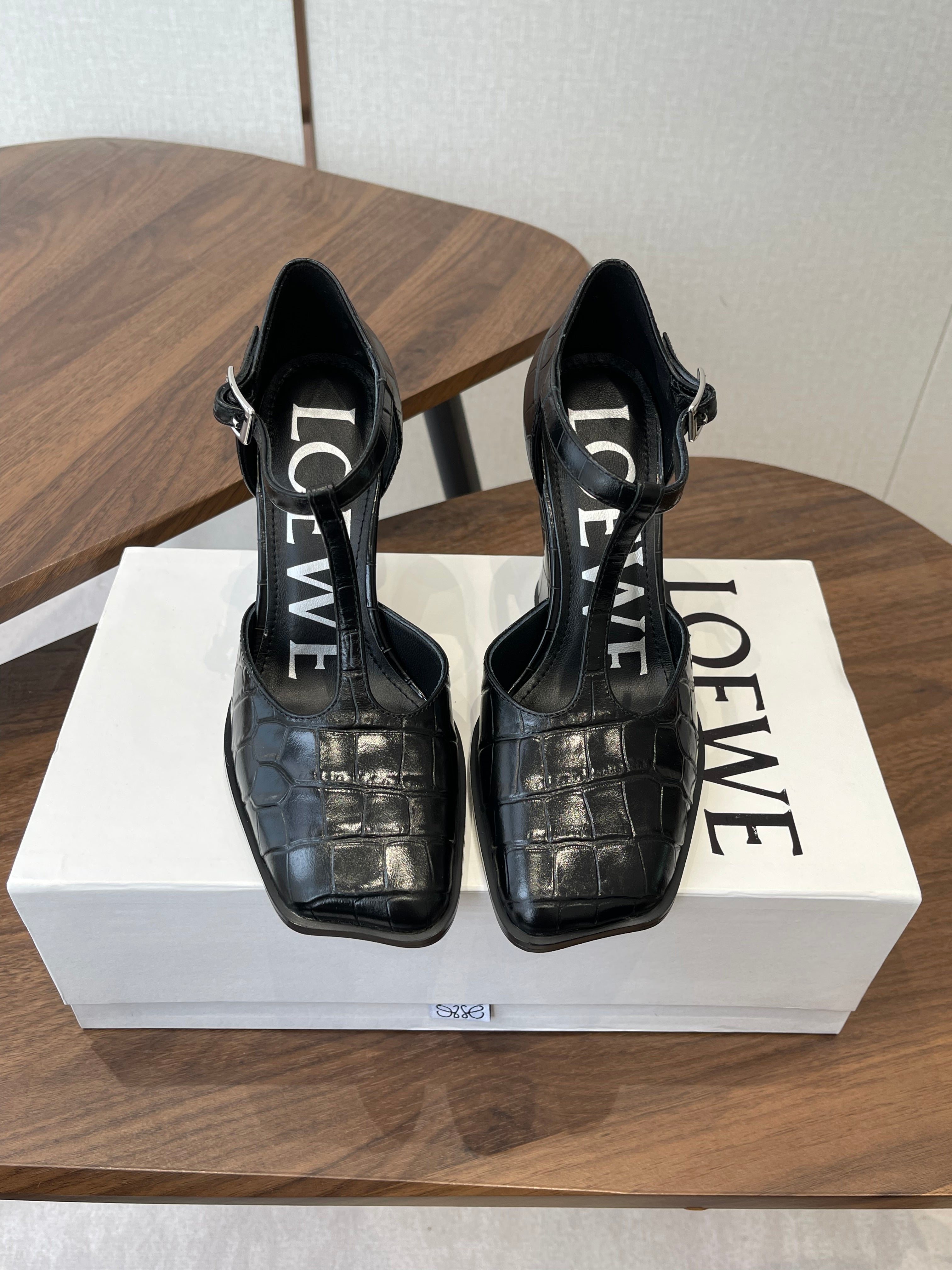 LOEWE 26S ONDA 90MM T-STRAP HIGH-HEEL SHOES IN BLACK EMBOSSED CROCODILE CALFSKIN