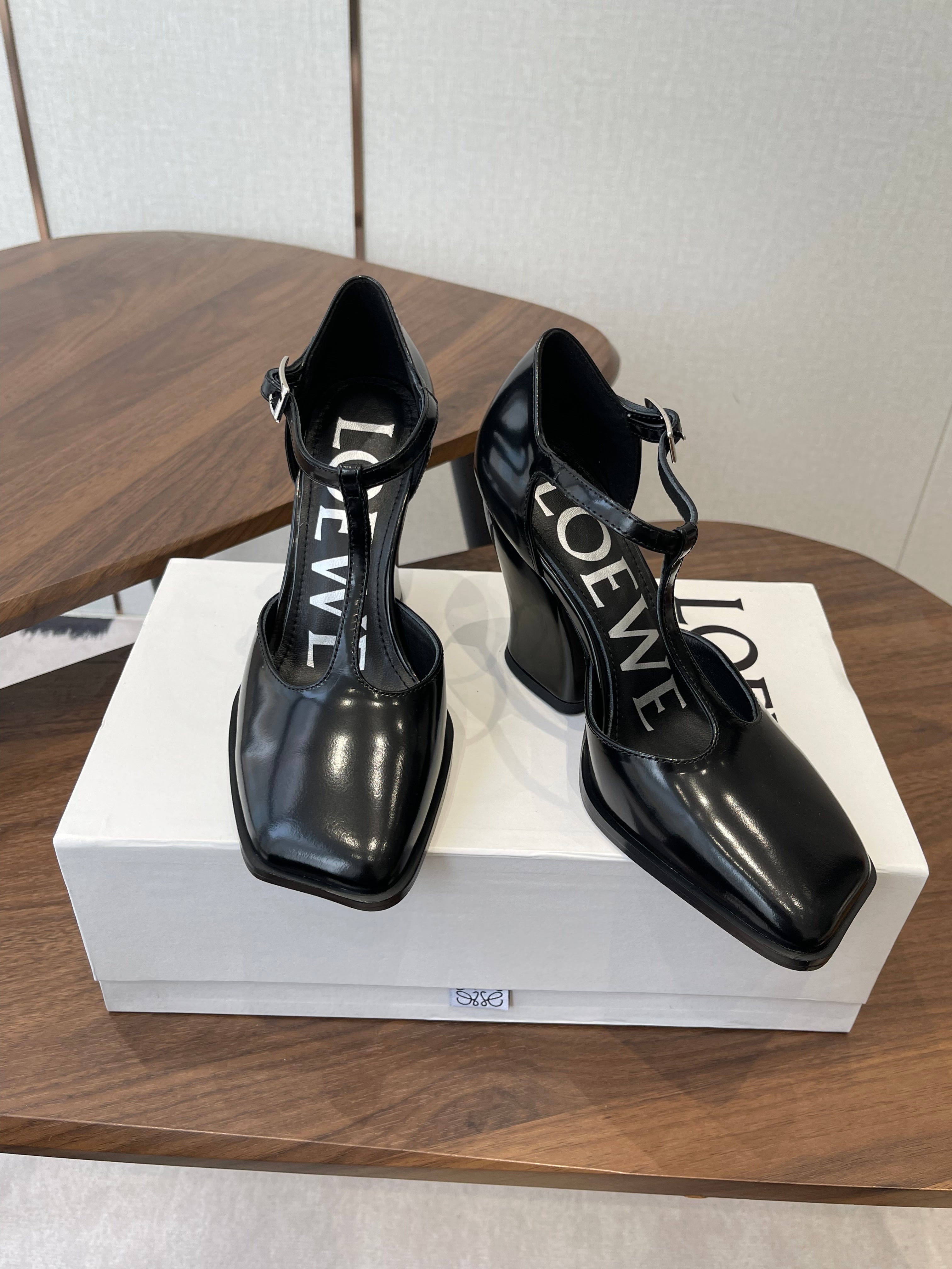 LOEWE 26S ONDA 90MM T-STRAP HIGH-HEEL SHOES IN BLACK GLOSSY CALFSKIN