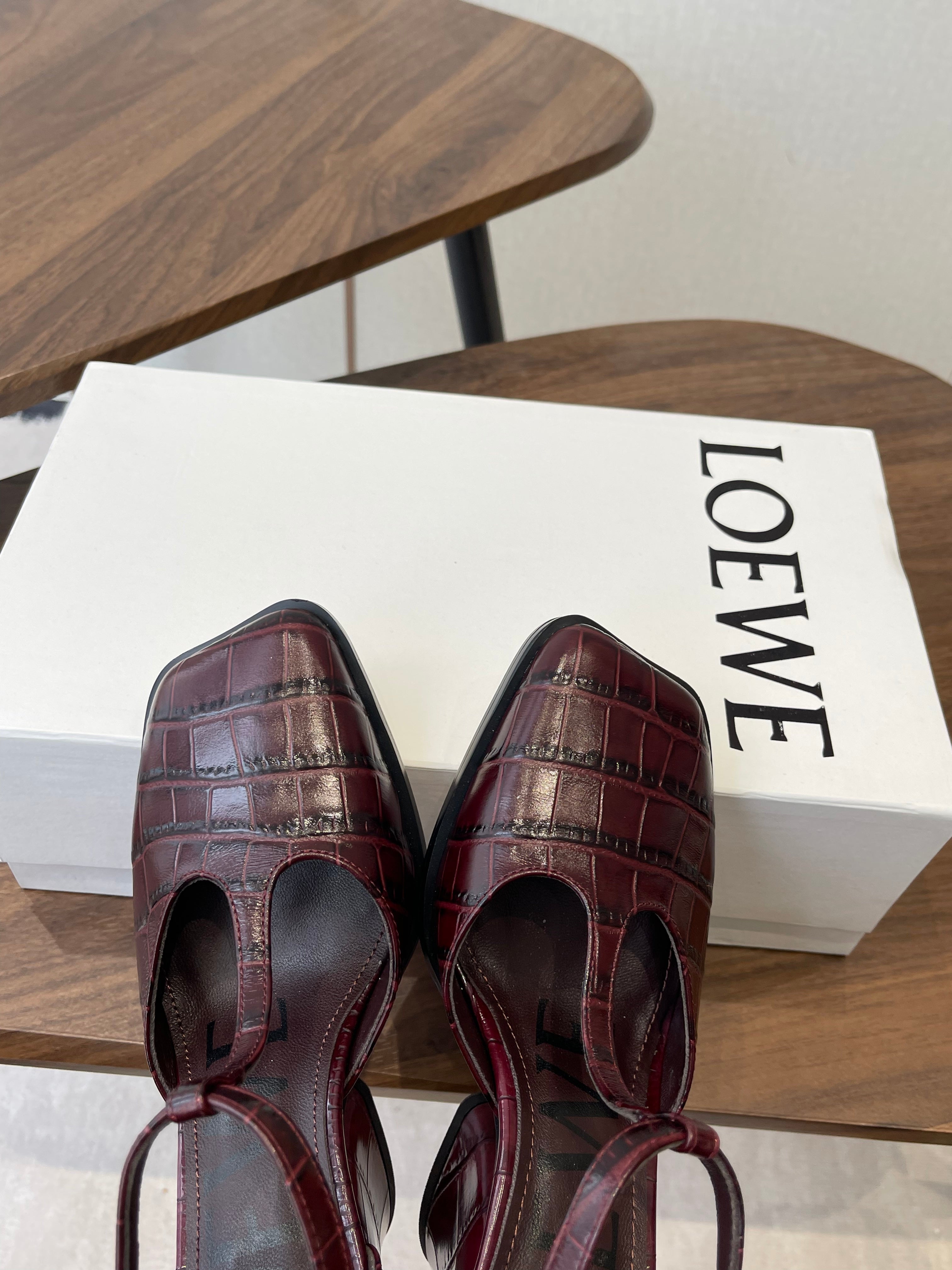 LOEWE 26S ONDA 90MM T-STRAP HIGH-HEEL SHOES IN WINE RED EMBOSSED CROCODILE CALFSKIN