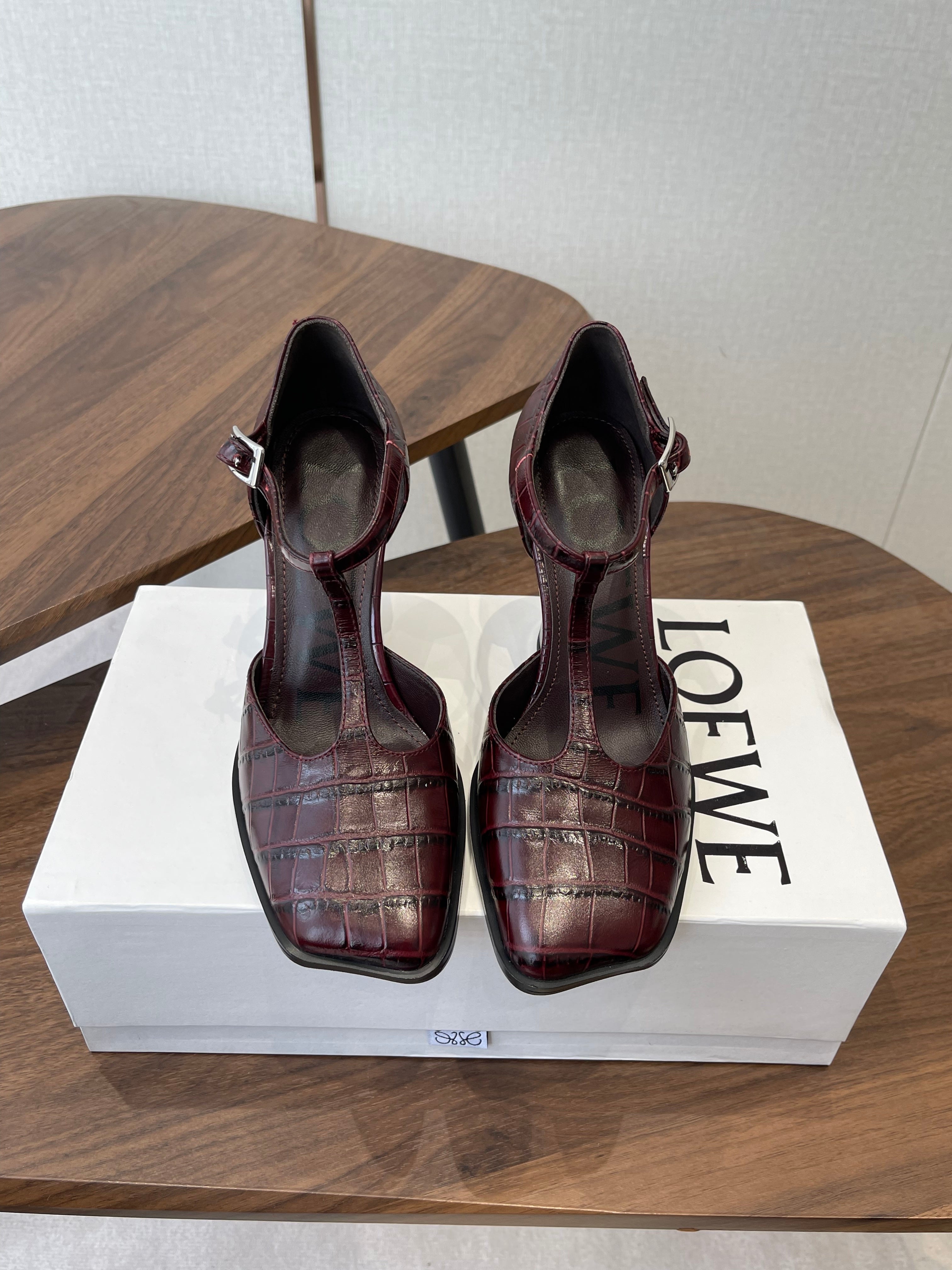 LOEWE 26S ONDA 90MM T-STRAP HIGH-HEEL SHOES IN WINE RED EMBOSSED CROCODILE CALFSKIN