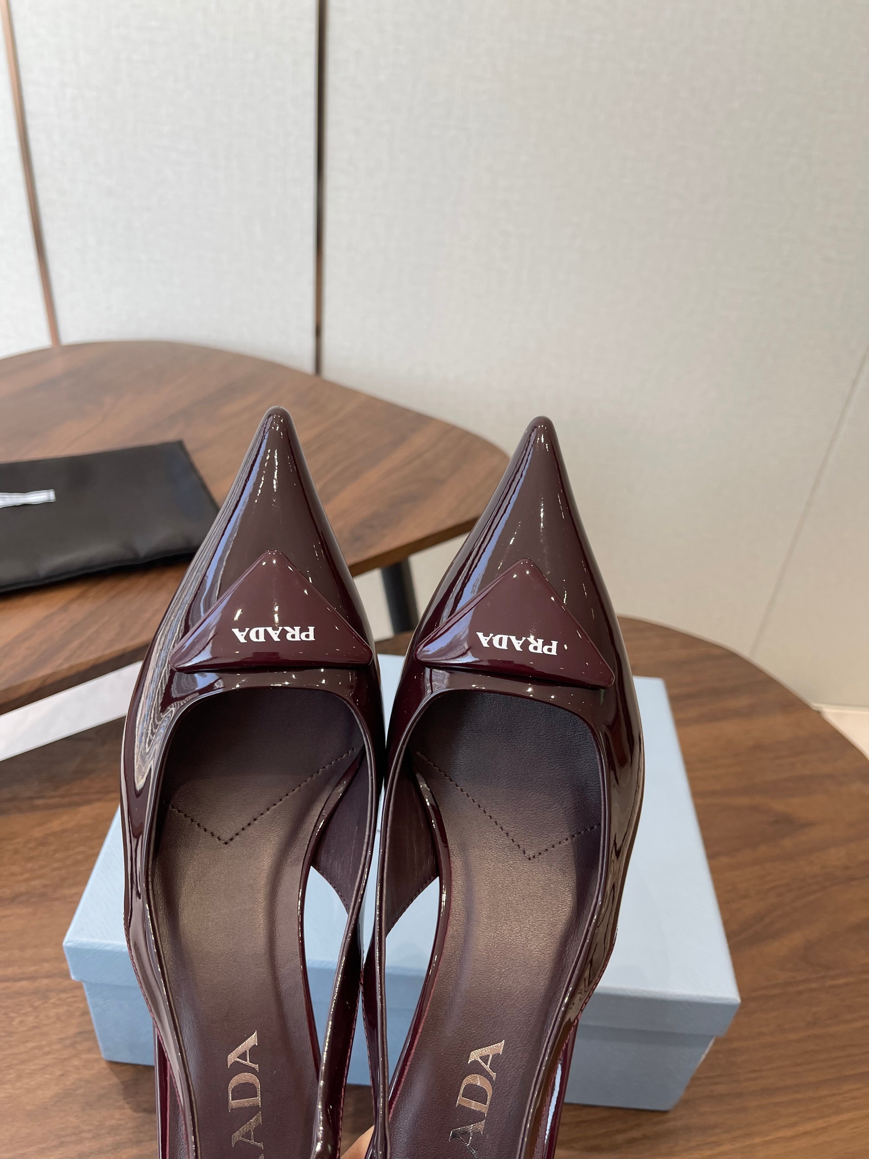 PRADA 26S SLINGBACK PUMPS 75MM IN BURNT BROWN PATENT CALFSKIN WITH LOGO