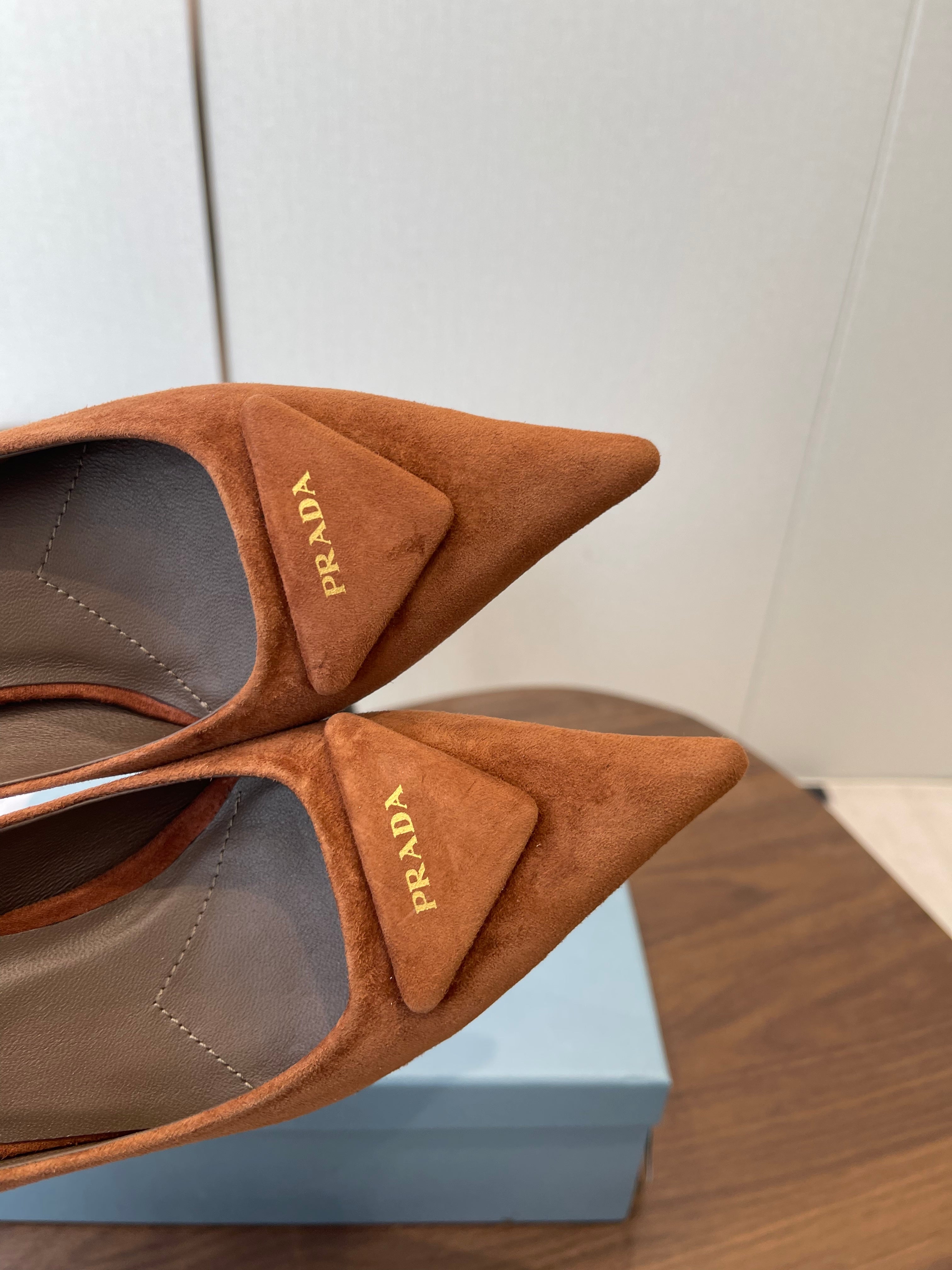 PRADA 26S POINTED TOE HIGH HEELS 75MM IN CARAMEL BROWN SUEDE WITH LOGO