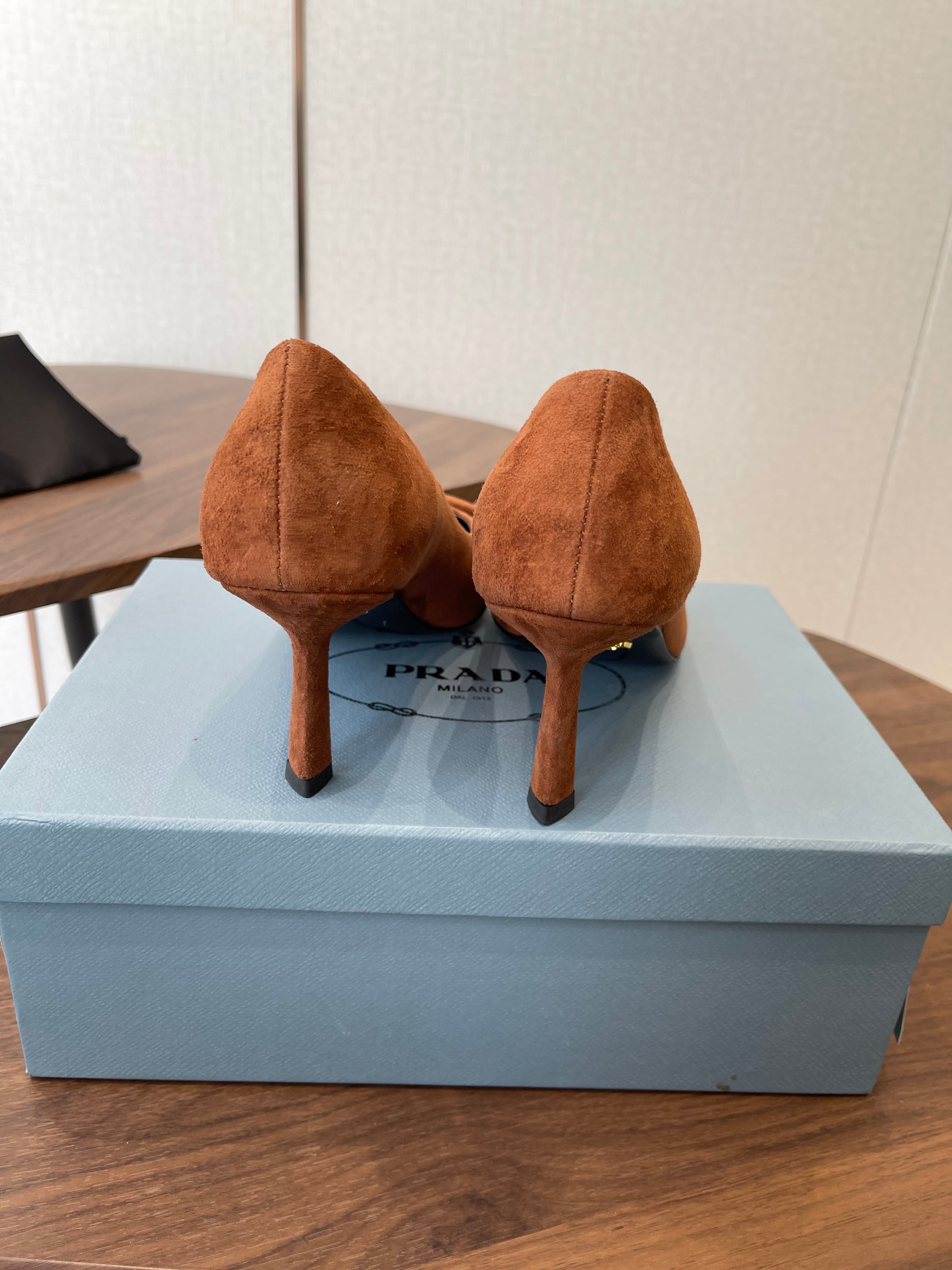 PRADA 26S POINTED TOE HIGH HEELS 75MM IN CARAMEL BROWN SUEDE WITH LOGO