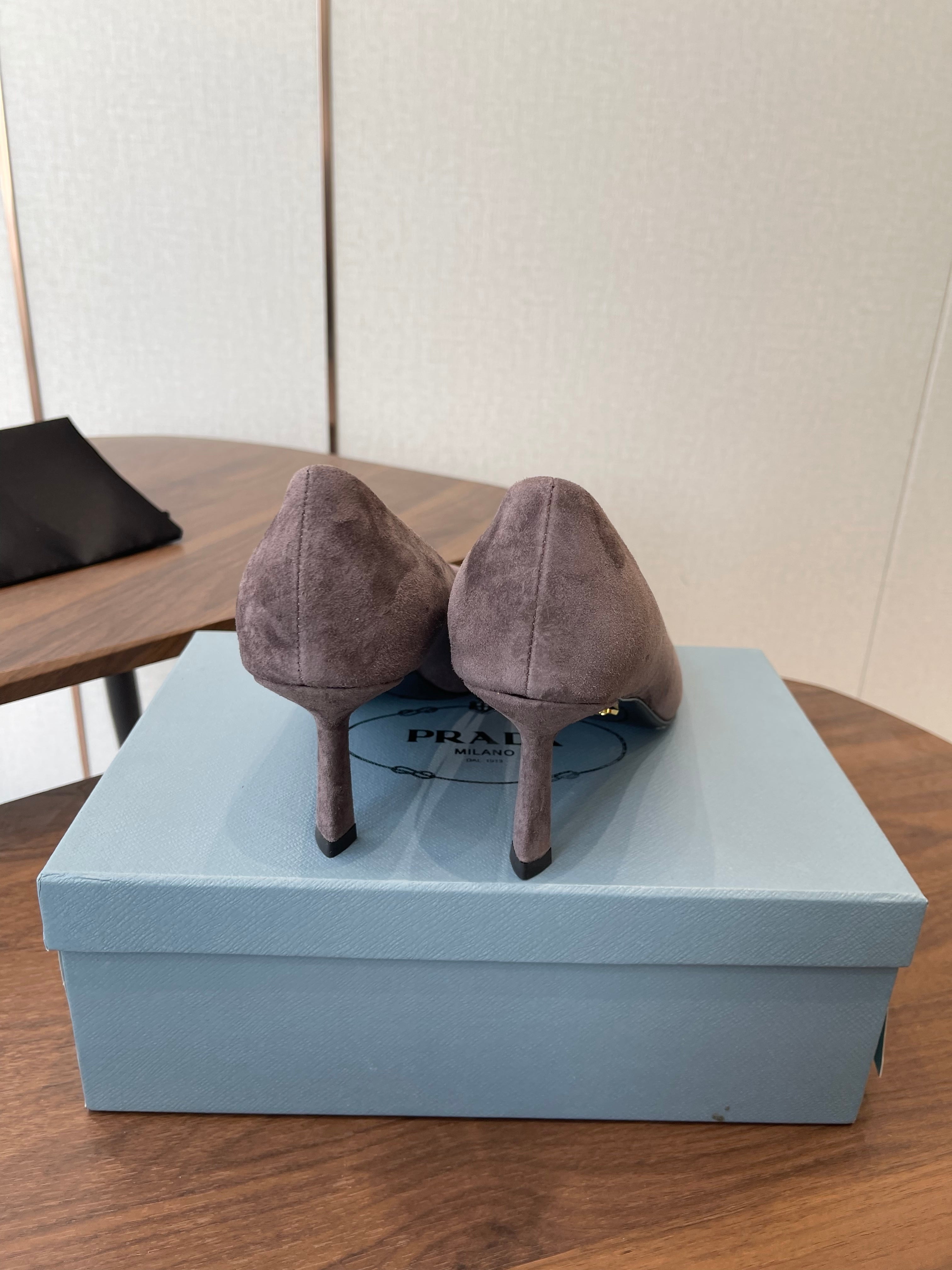 PRADA 26S POINTED TOE HIGH HEELS 75MM IN TAUPE BROWN SUEDE WITH LOGO