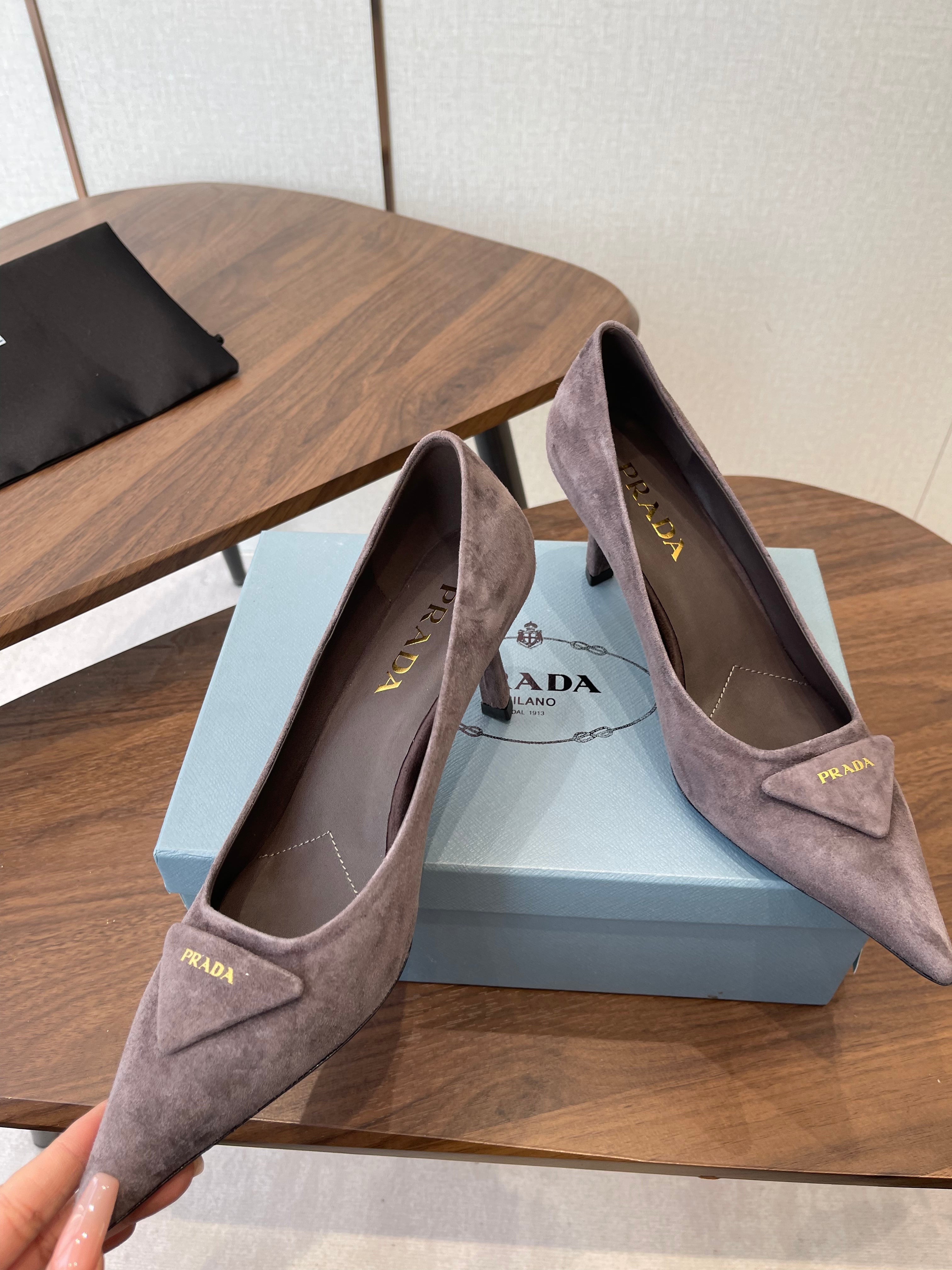 PRADA 26S POINTED TOE HIGH HEELS 75MM IN TAUPE BROWN SUEDE WITH LOGO