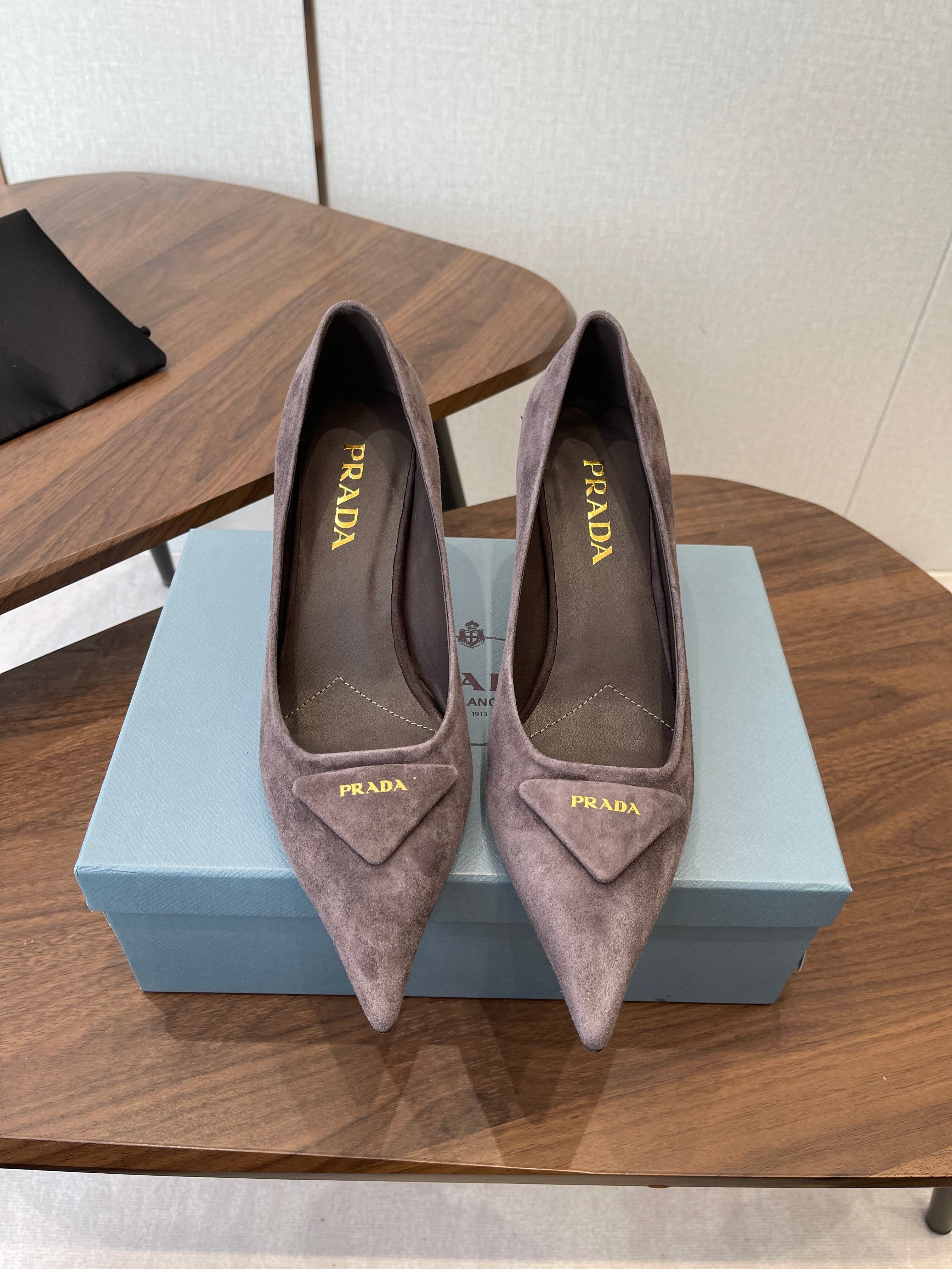PRADA 26S POINTED TOE HIGH HEELS 75MM IN TAUPE BROWN SUEDE WITH LOGO