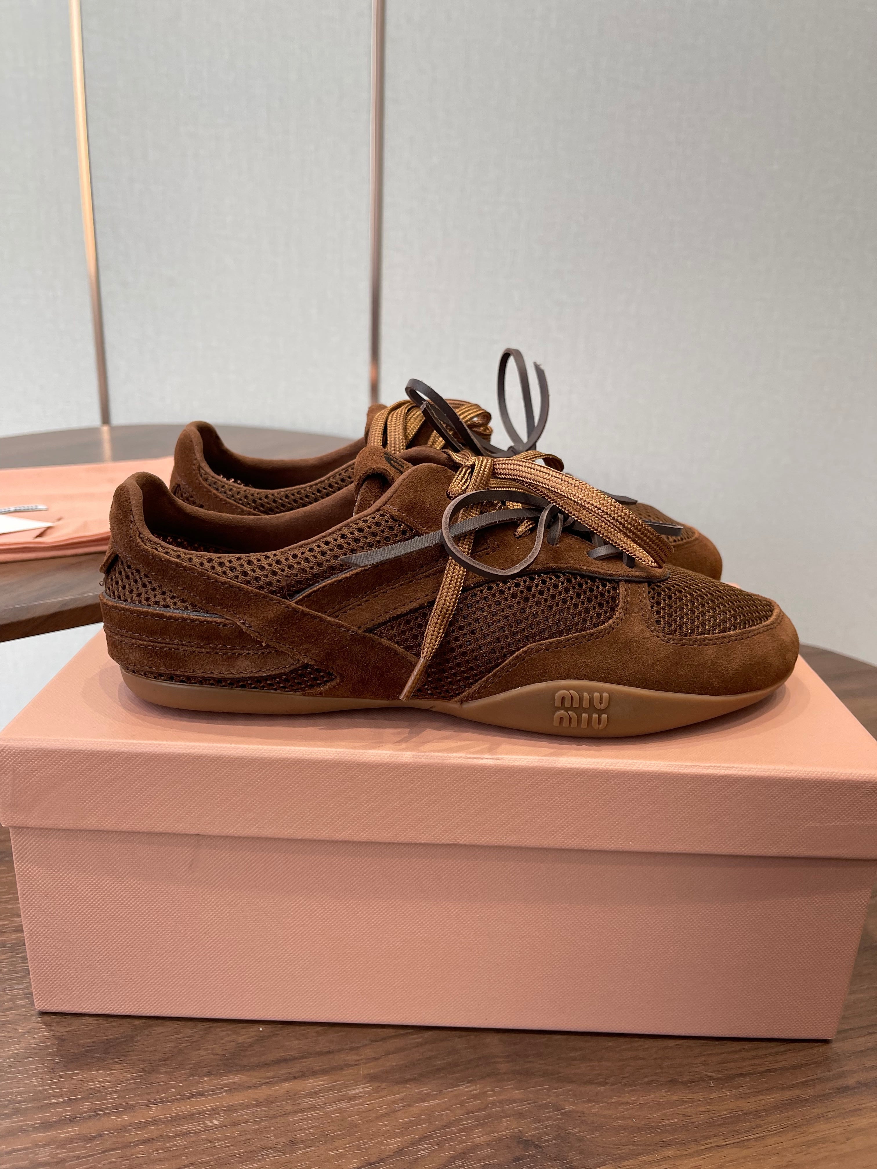 MIUMIU 26S SNEAKERS IN CARAMEL BROWN MESH AND SUEDE