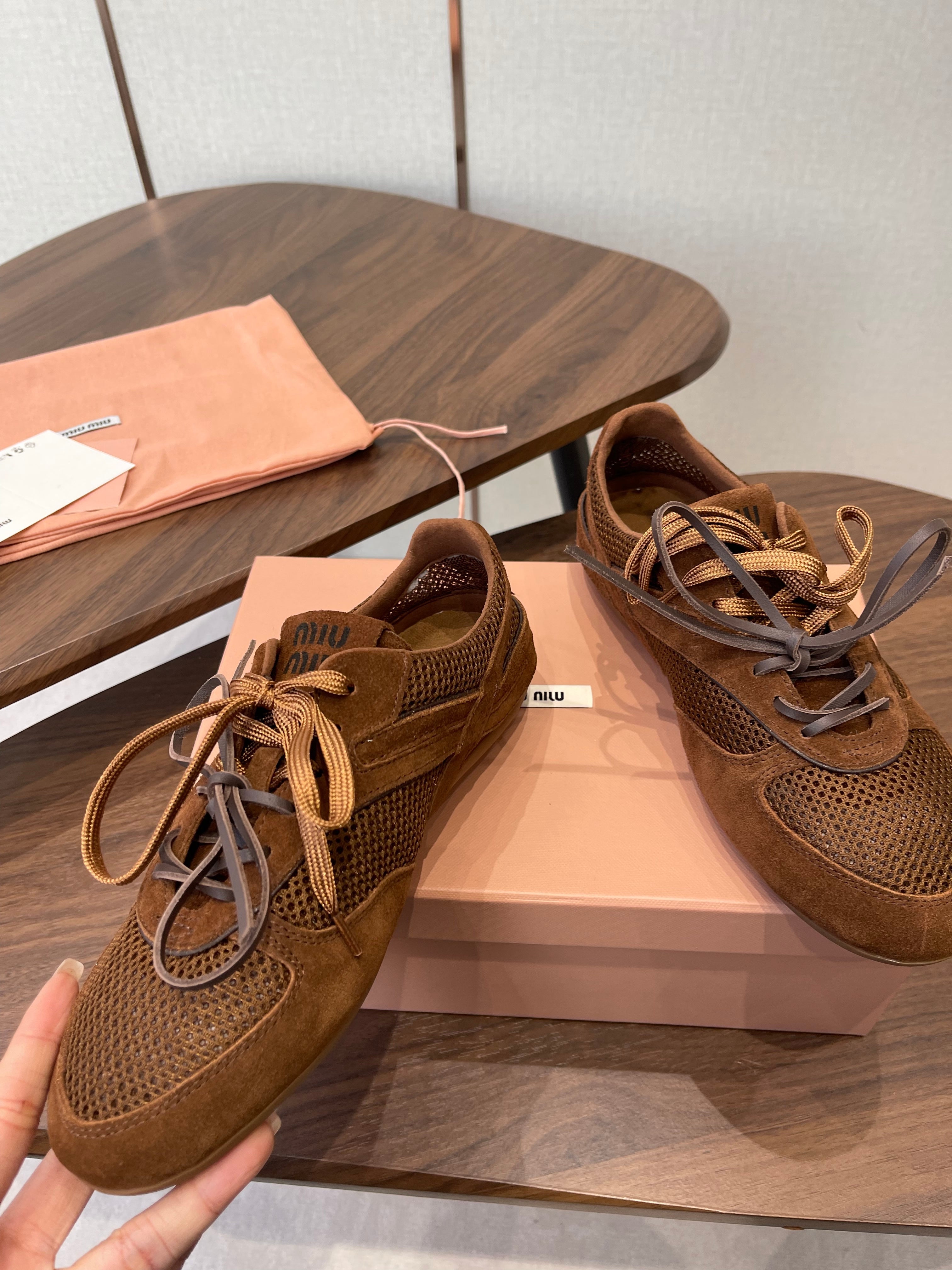 MIUMIU 26S SNEAKERS IN CARAMEL BROWN MESH AND SUEDE