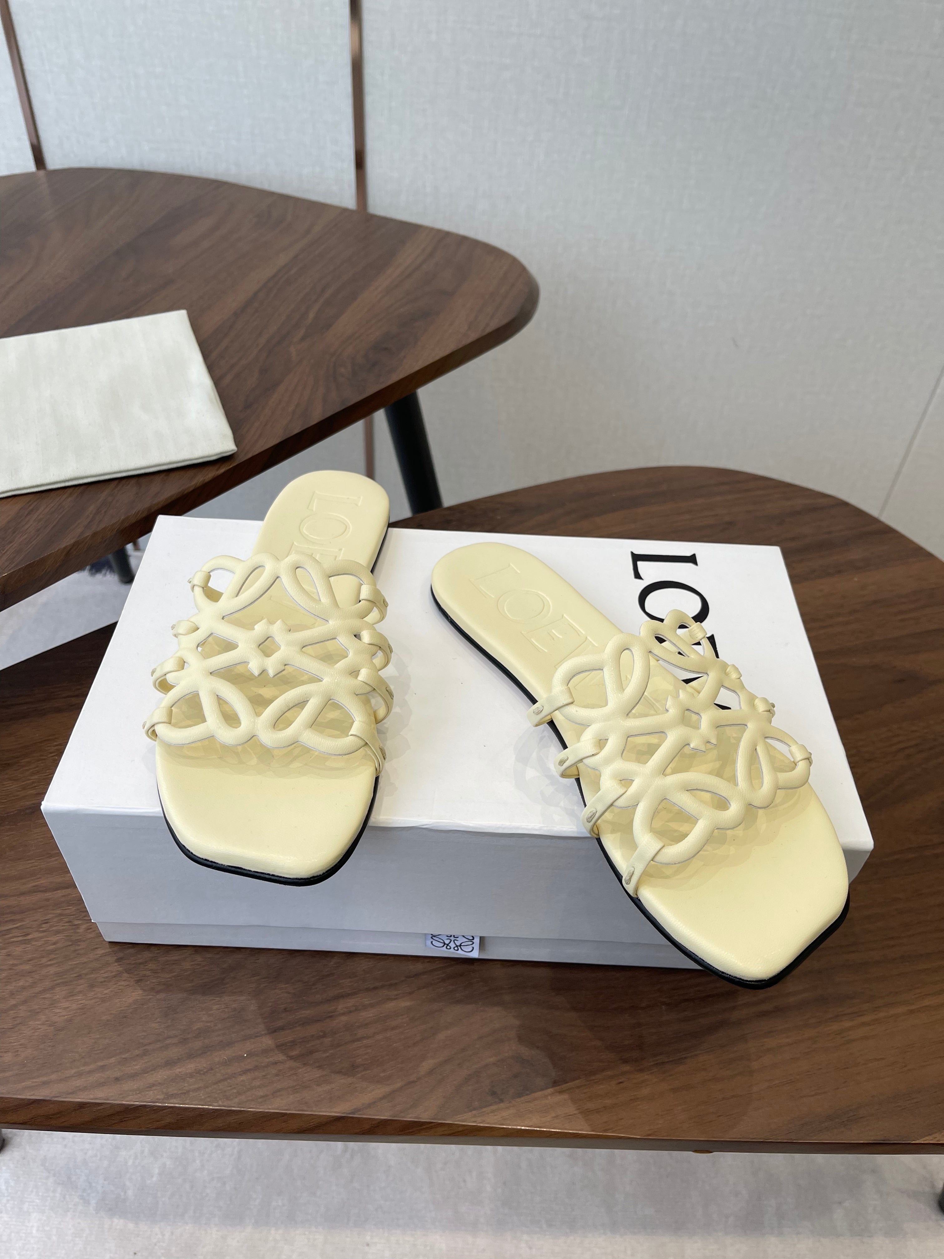 LOEWE 26S FLAT SANDALS IN LIGHT YELLOW CALFSKIN