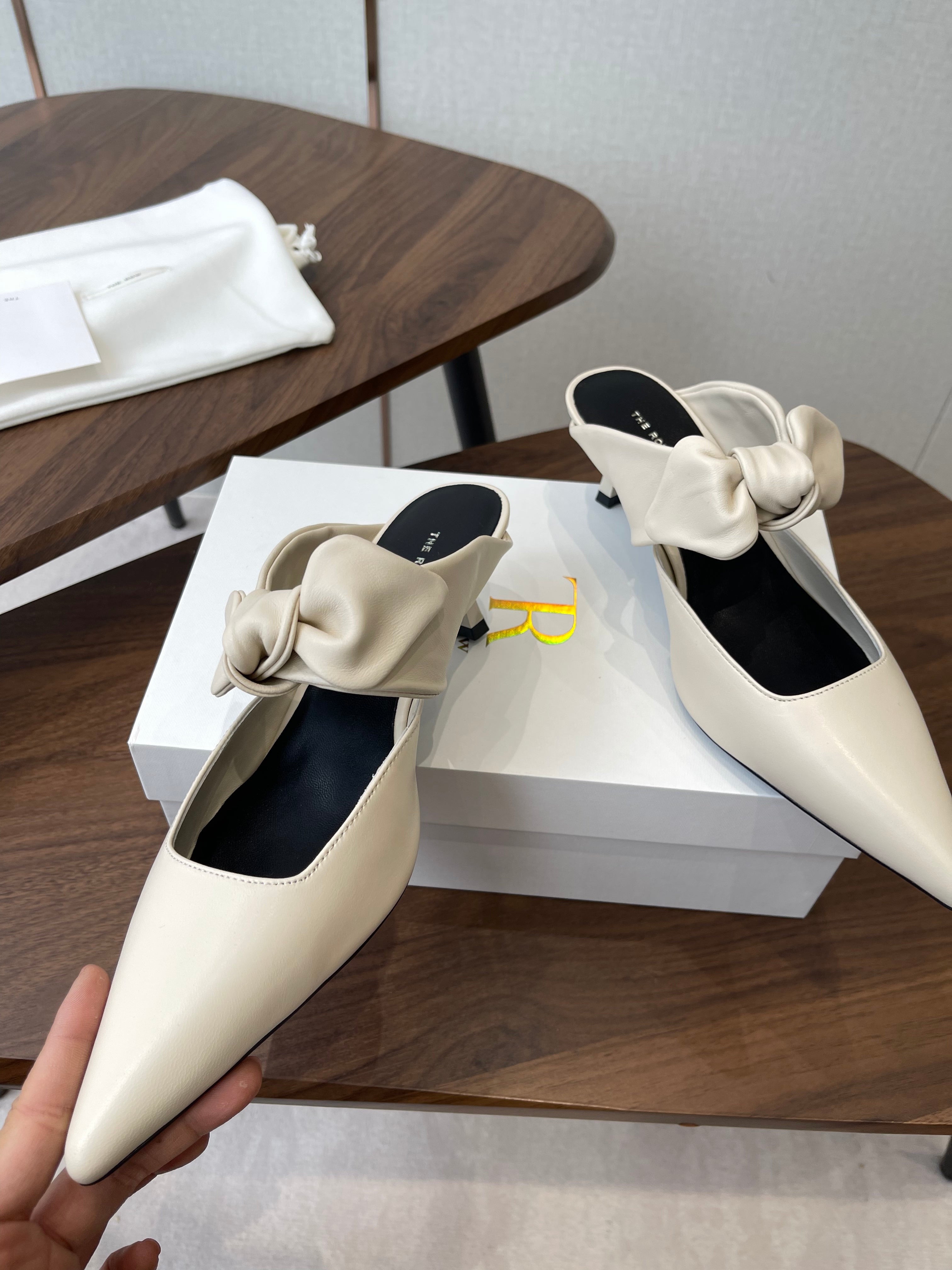 THE ROW 26S SLINGBACK POINTED HEELS IN CREAM WHITE CALFSKIN WITH BOW