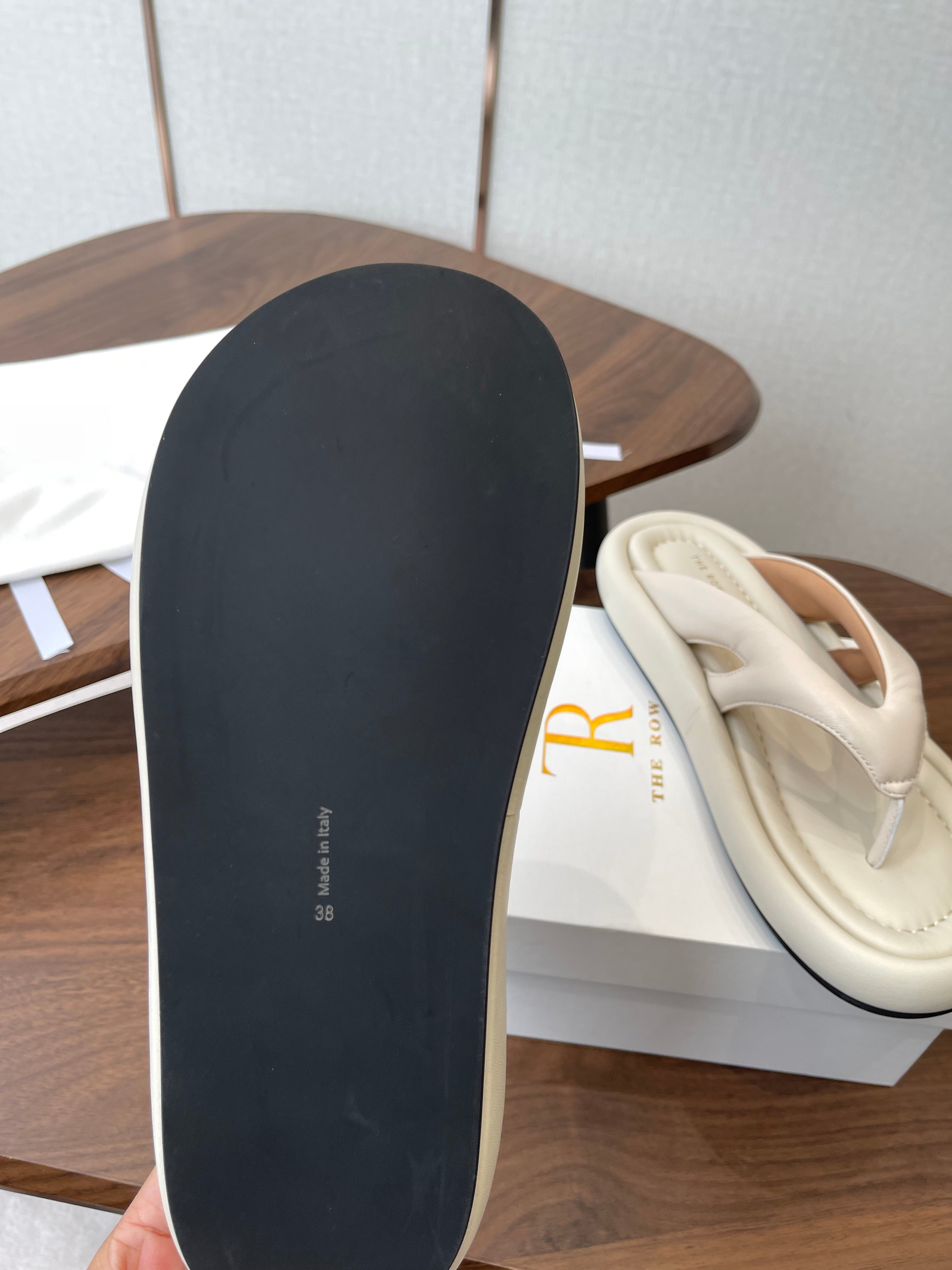 THE ROW 26S PUFFED THONG SANDALS IN IVORY WHITE CALFSKIN