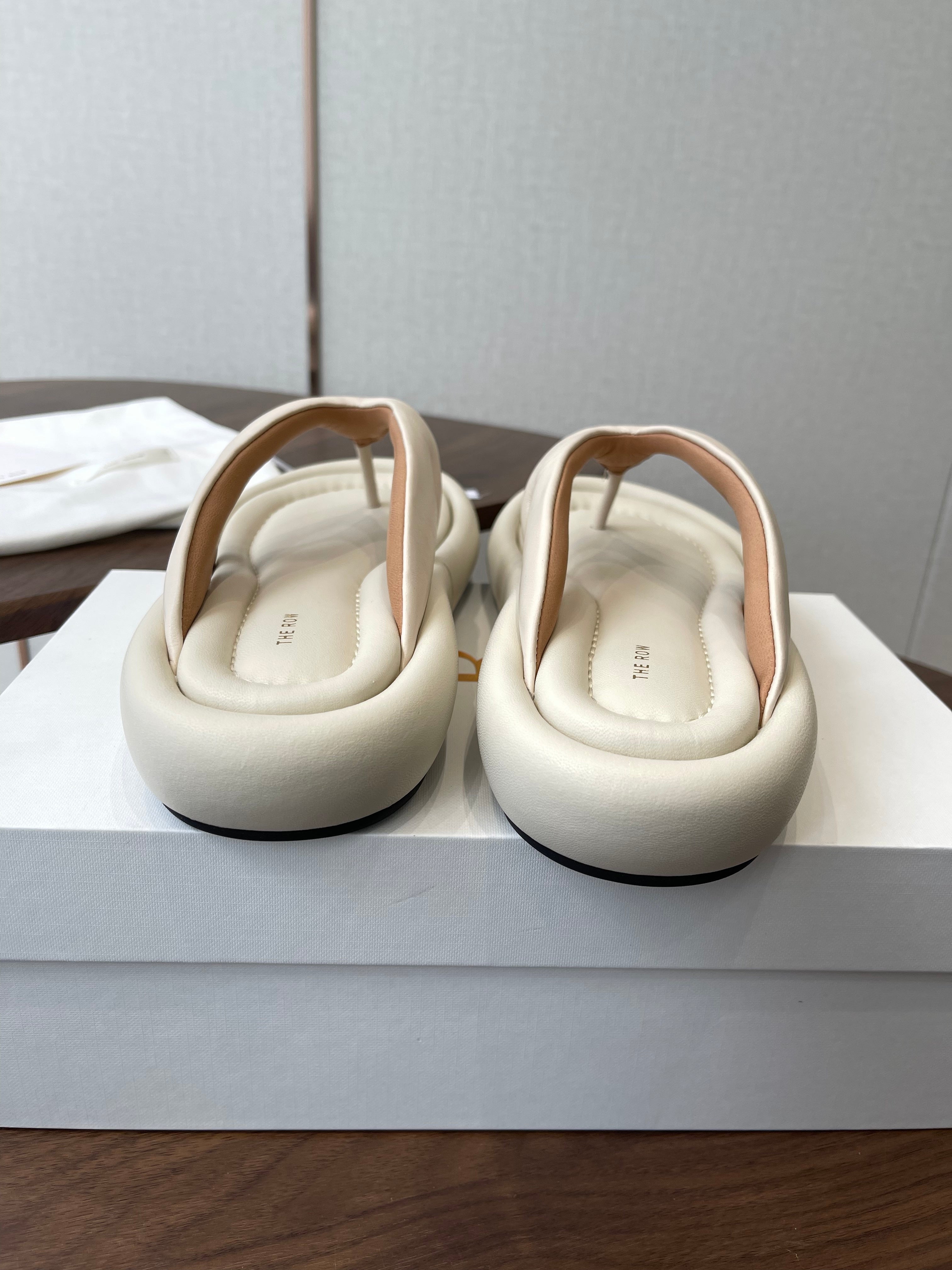 THE ROW 26S PUFFED THONG SANDALS IN IVORY WHITE CALFSKIN