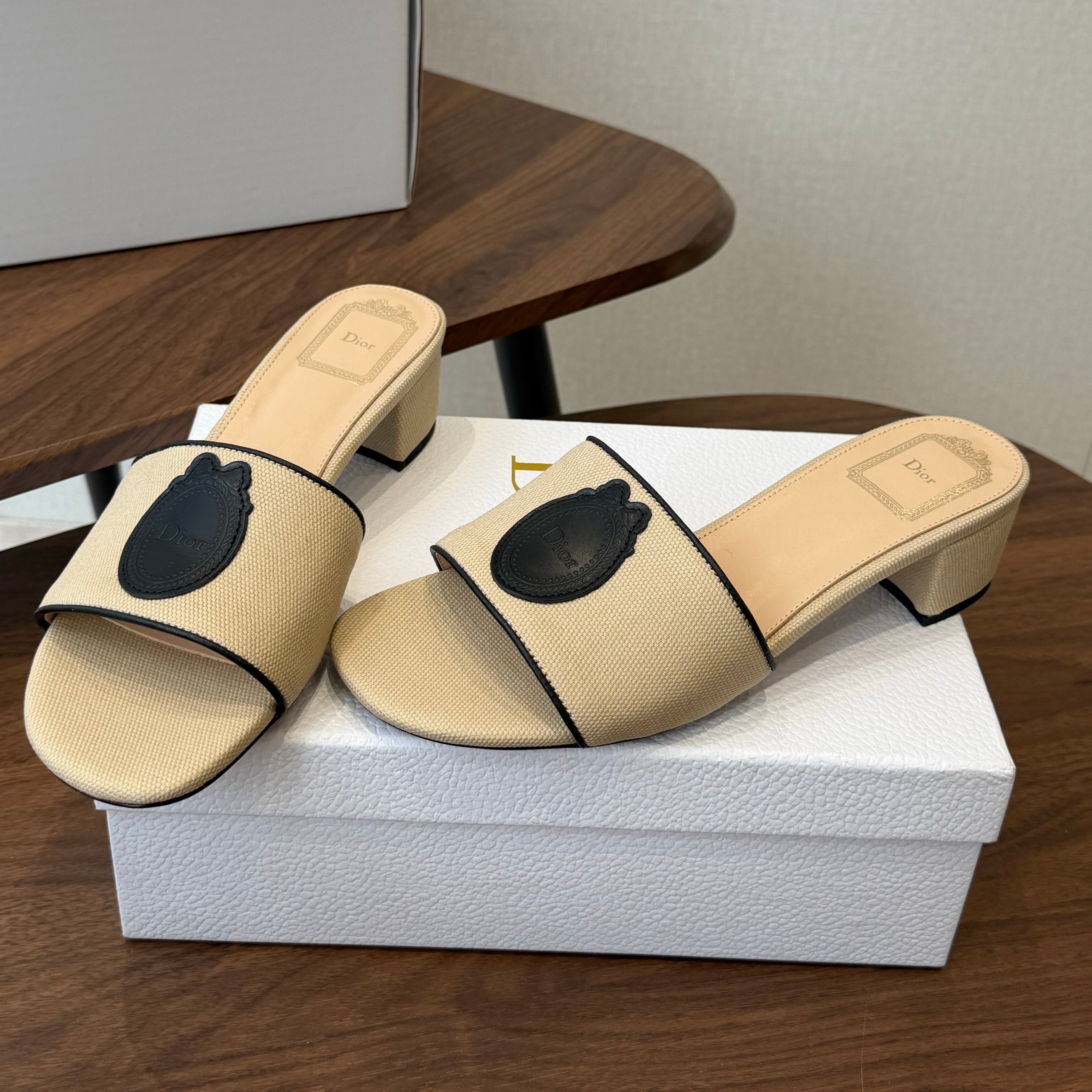 DIOR 26S D-BADGE SLIDE SANDALS IN BEIGE CANVAS AND BLACK CALFSKIN