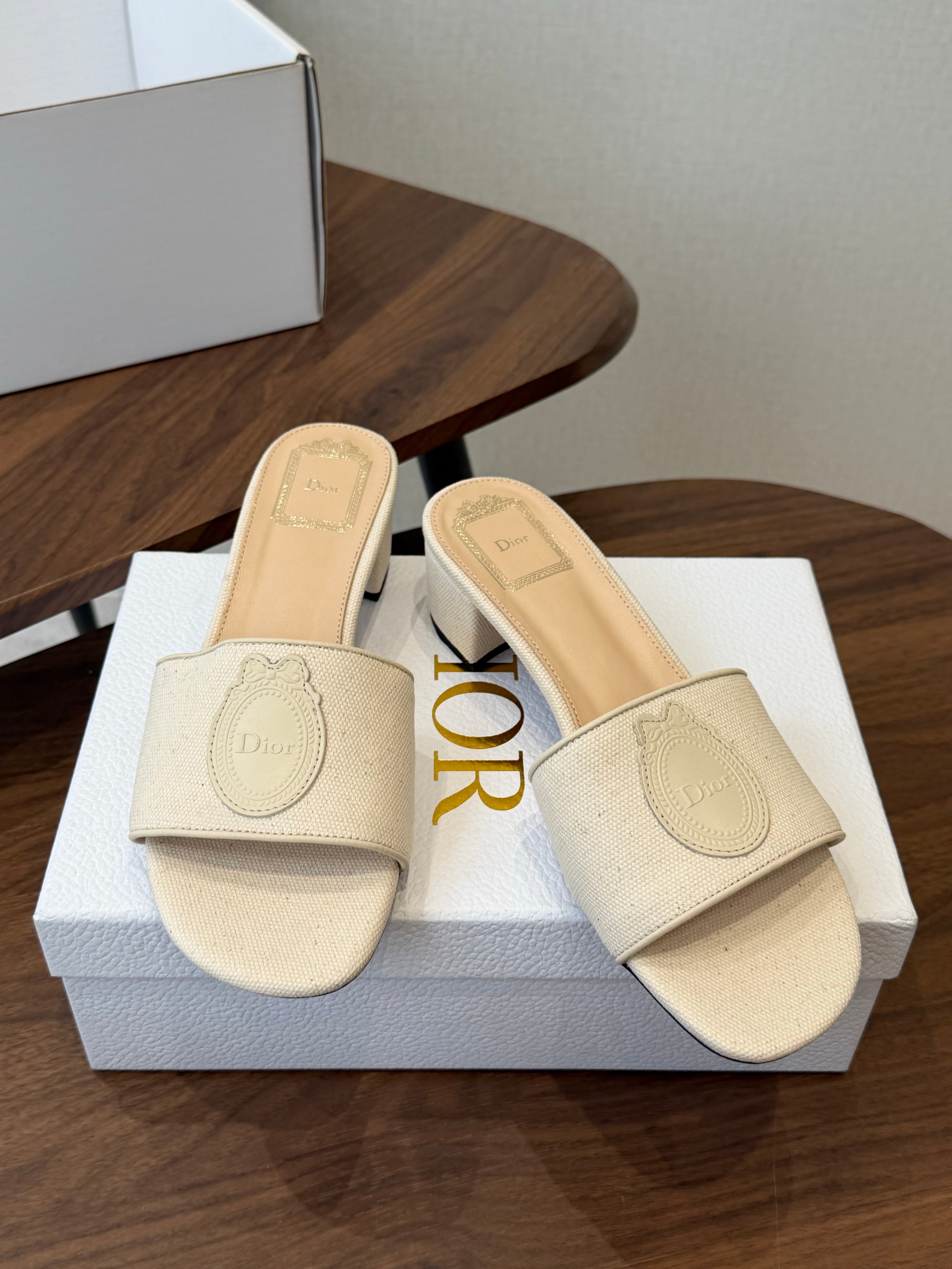 DIOR 26S D-BADGE SLIDE SANDALS IN IVORY WHITE CANVAS AND CALFSKIN