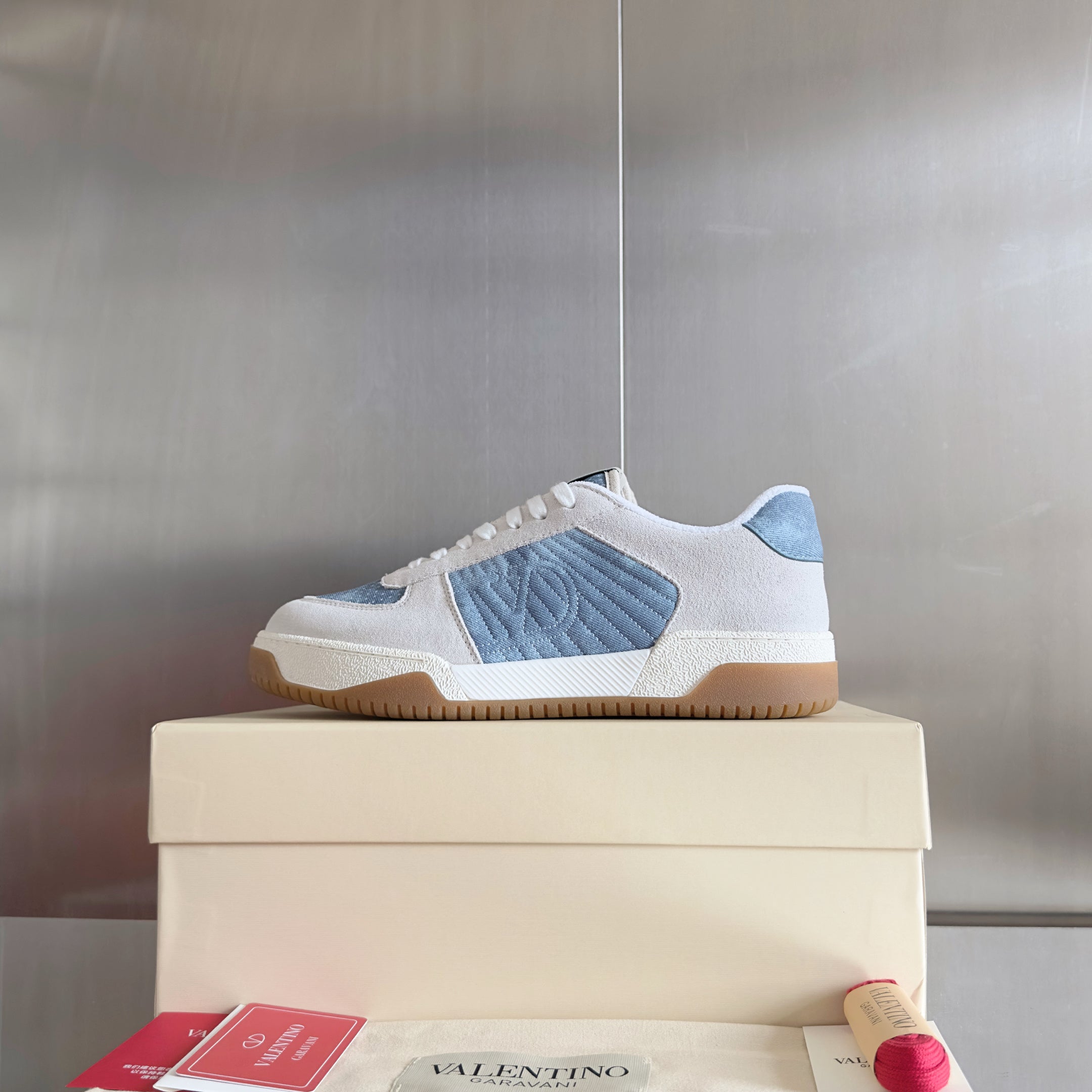 VALENTINO 25S GARAVANI FREEDOTS SNEAKERS IN BEIGE MIX BLUE SUEDE