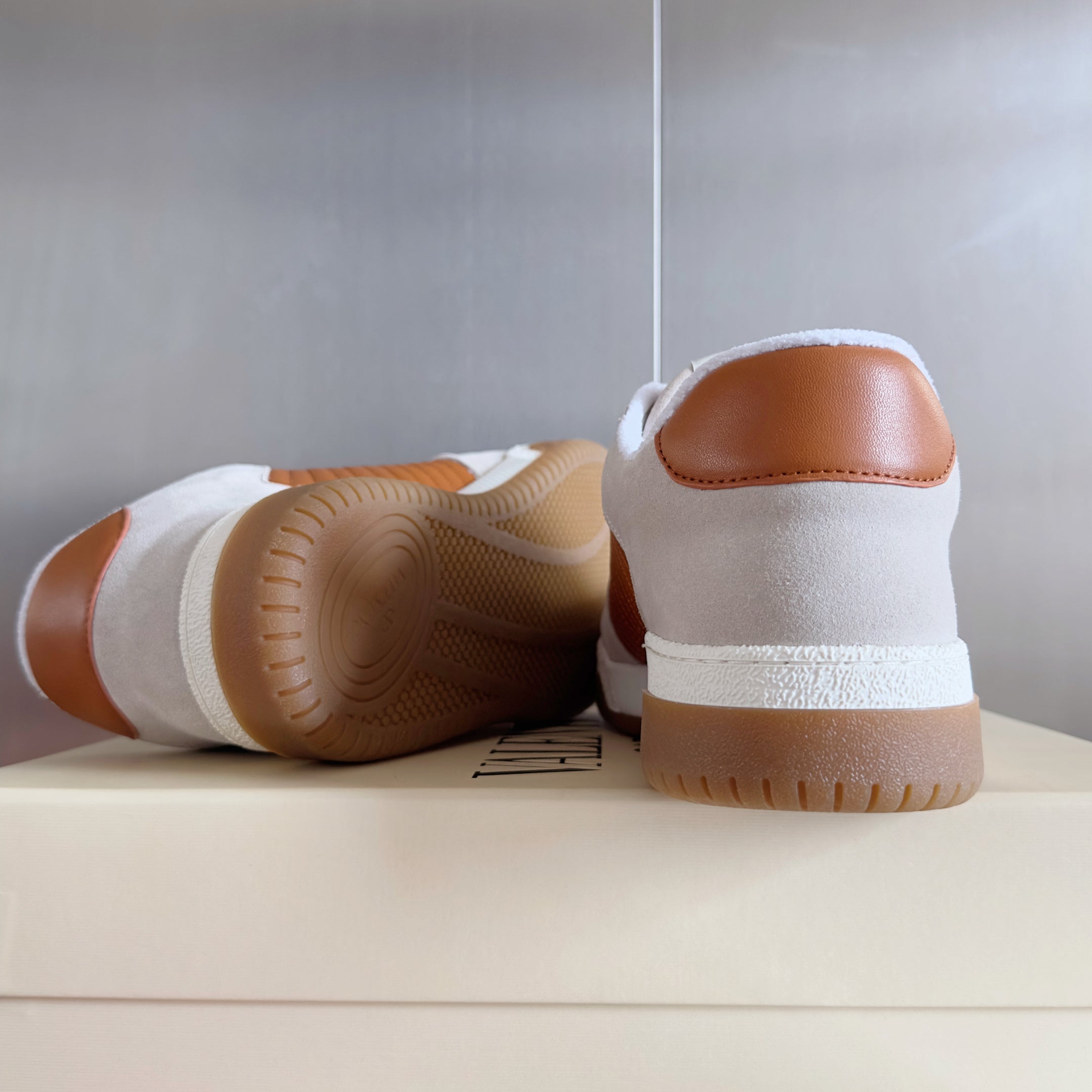 VALENTINO 25S GARAVANI FREEDOTS SNEAKERS IN BEIGE SUEDE AND ORANGE LAMBSKIN