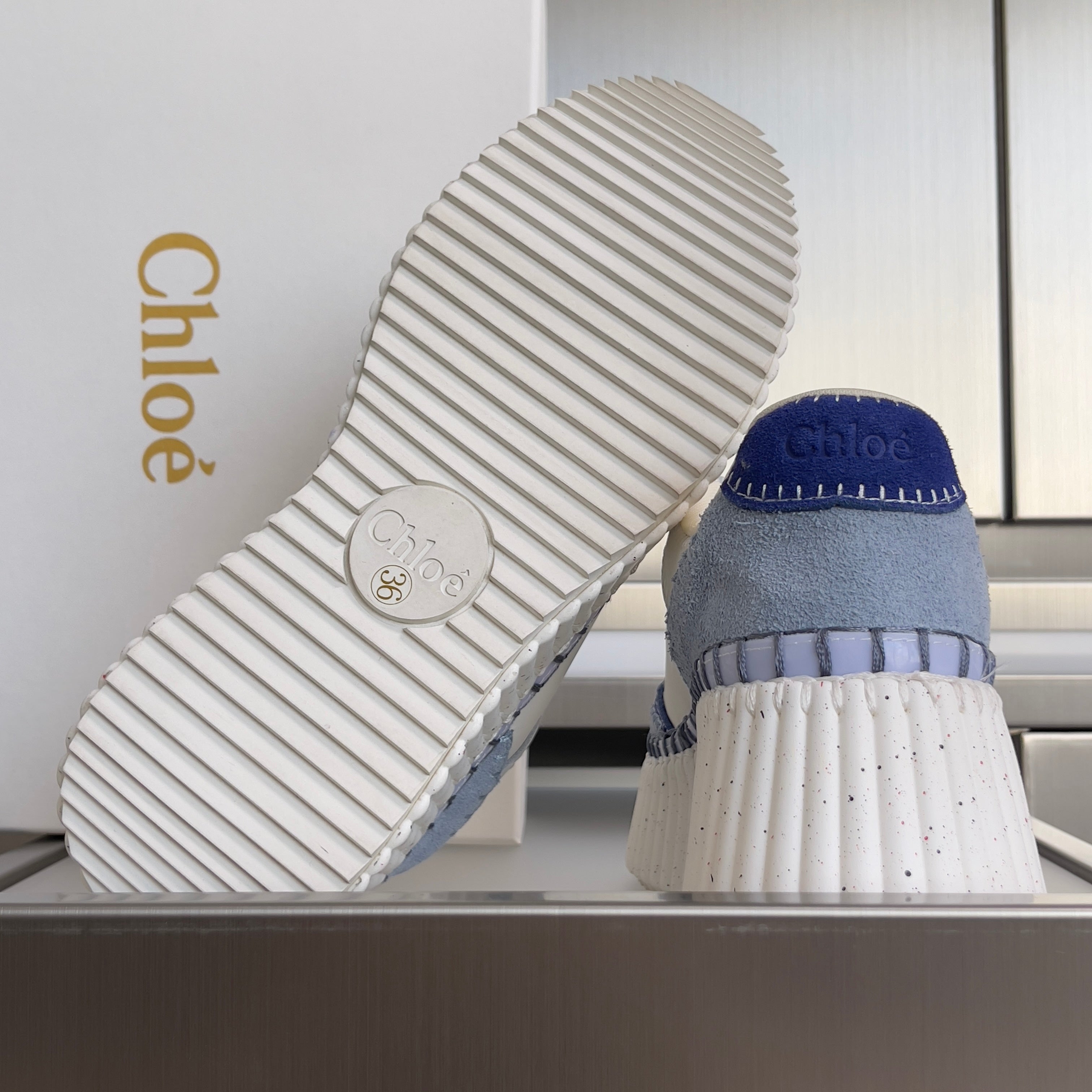 CHLOÉ 26S WEDGE SNEAKERS 70 MM IN WHITE CALFSKIN AND BLUE SUEDE