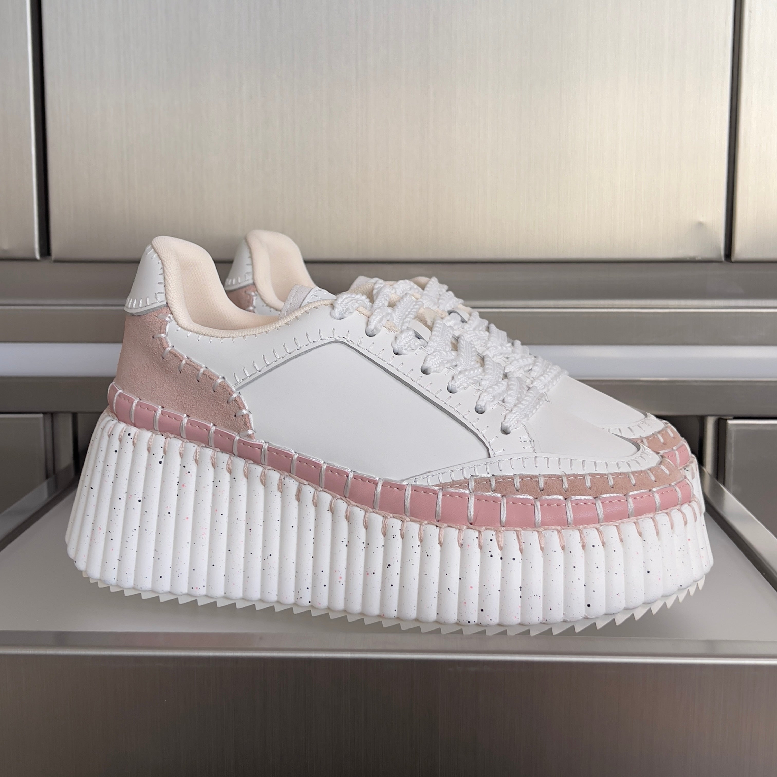 CHLOÉ 26S WEDGE SNEAKERS 70 MM IN WHITE CALFSKIN AND LIGHT PINK SUEDE