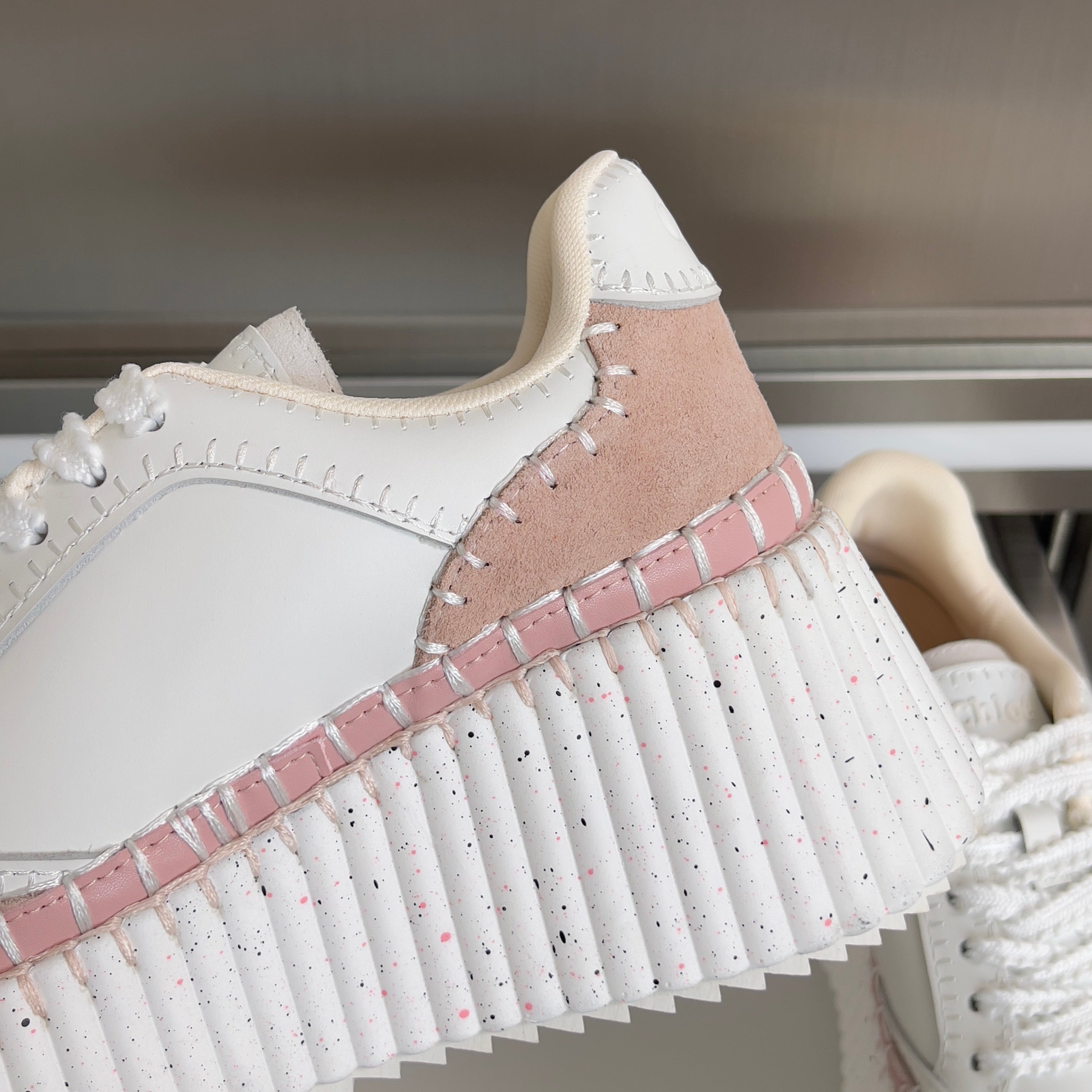 CHLOÉ 26S WEDGE SNEAKERS 70 MM IN WHITE CALFSKIN AND LIGHT PINK SUEDE