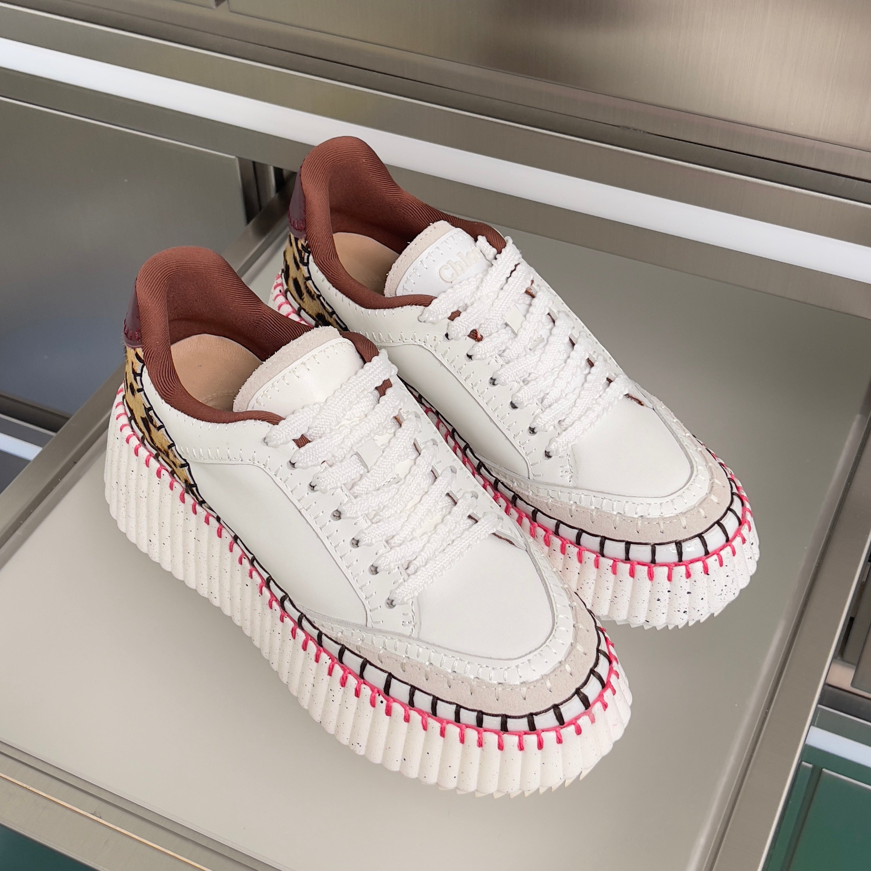 CHLOÉ 26S WEDGE SNEAKERS 70 MM IN WHITE CALFSKIN AND LEOPARD PRINT PONY HAIR