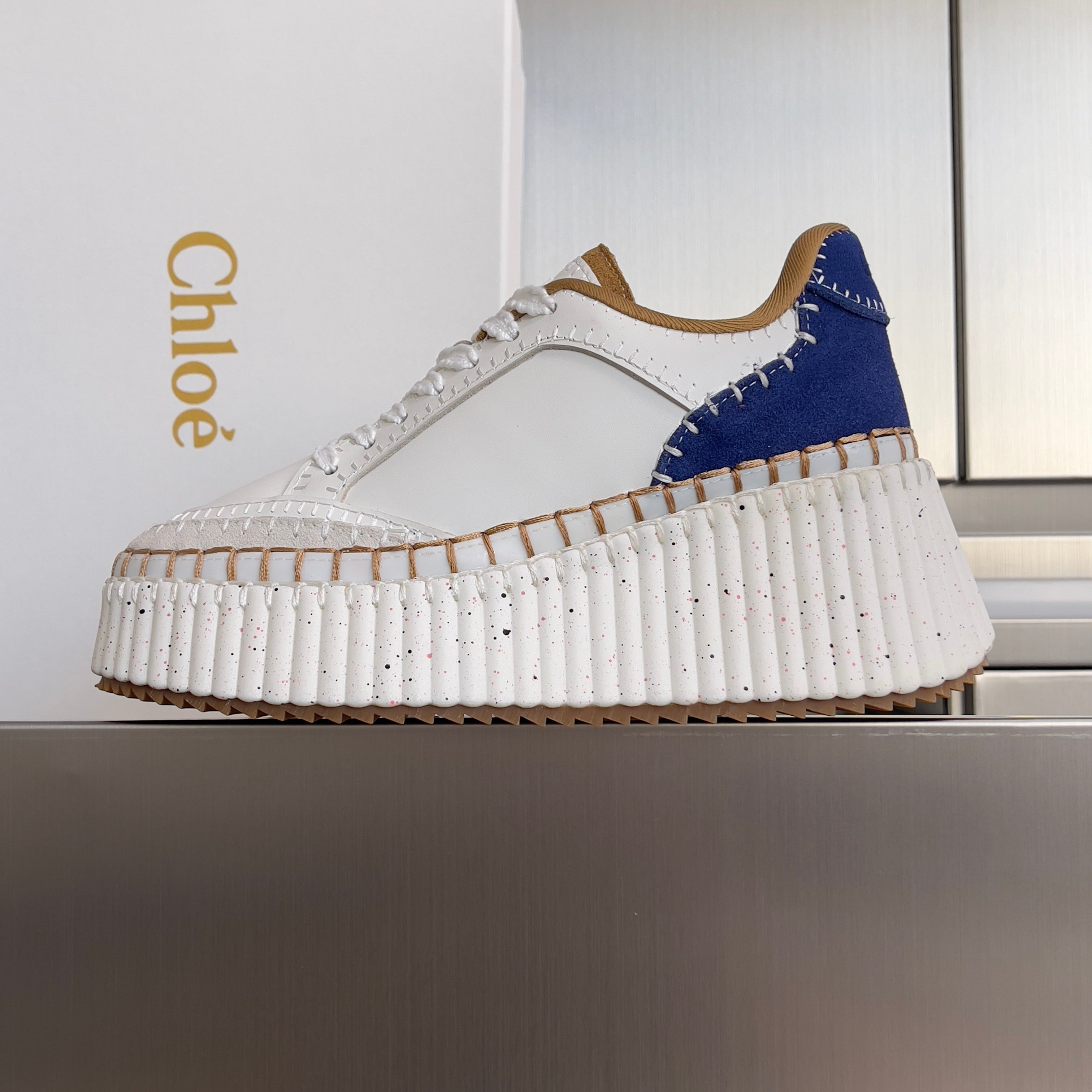 CHLOÉ 26S WEDGE SNEAKERS 70 MM IN WHITE CALFSKIN AND NAVY BLUE SUEDE