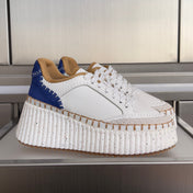 CHLOÉ 26S WEDGE SNEAKERS 70 MM IN WHITE CALFSKIN AND NAVY BLUE SUEDE