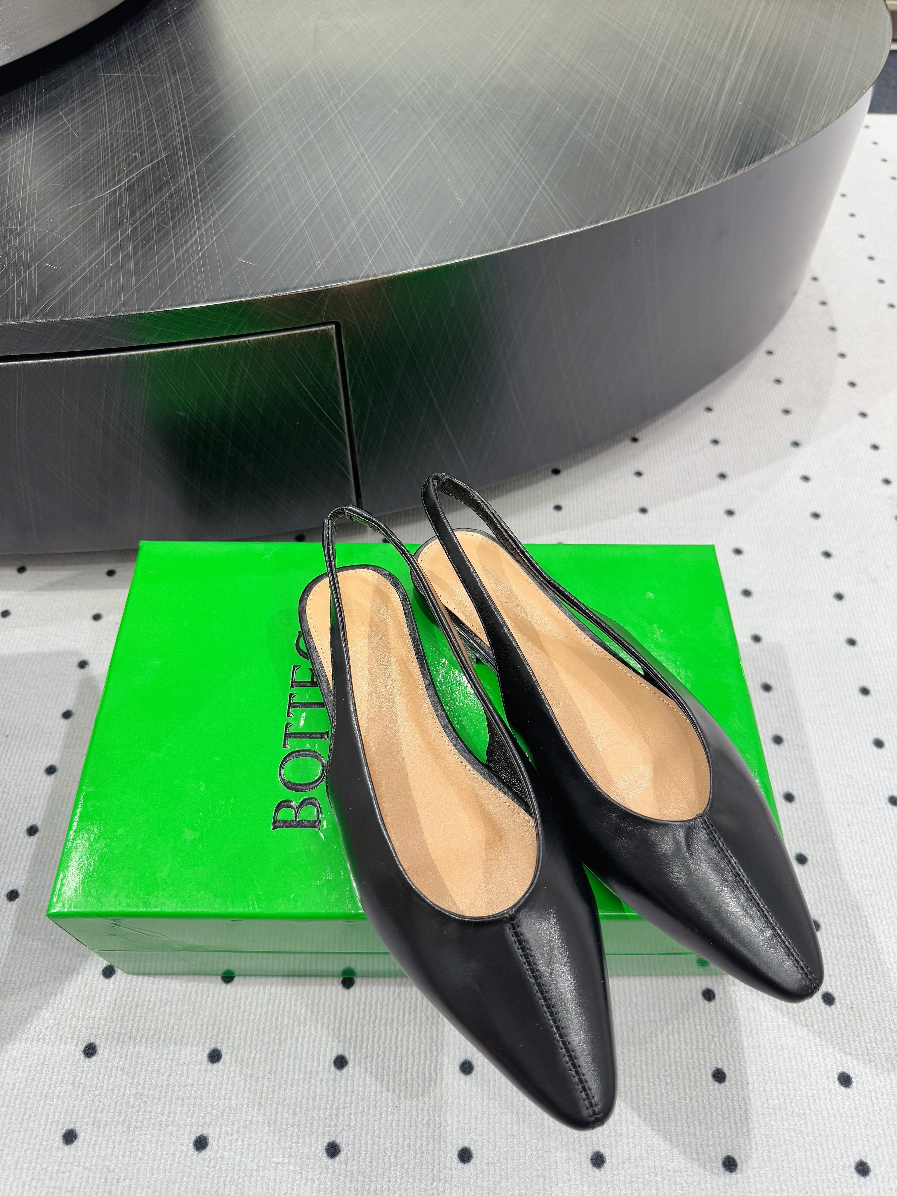 BOTTEGA VENETA 26S SLINGBACK FLATS IN BLACK CALFSKIN