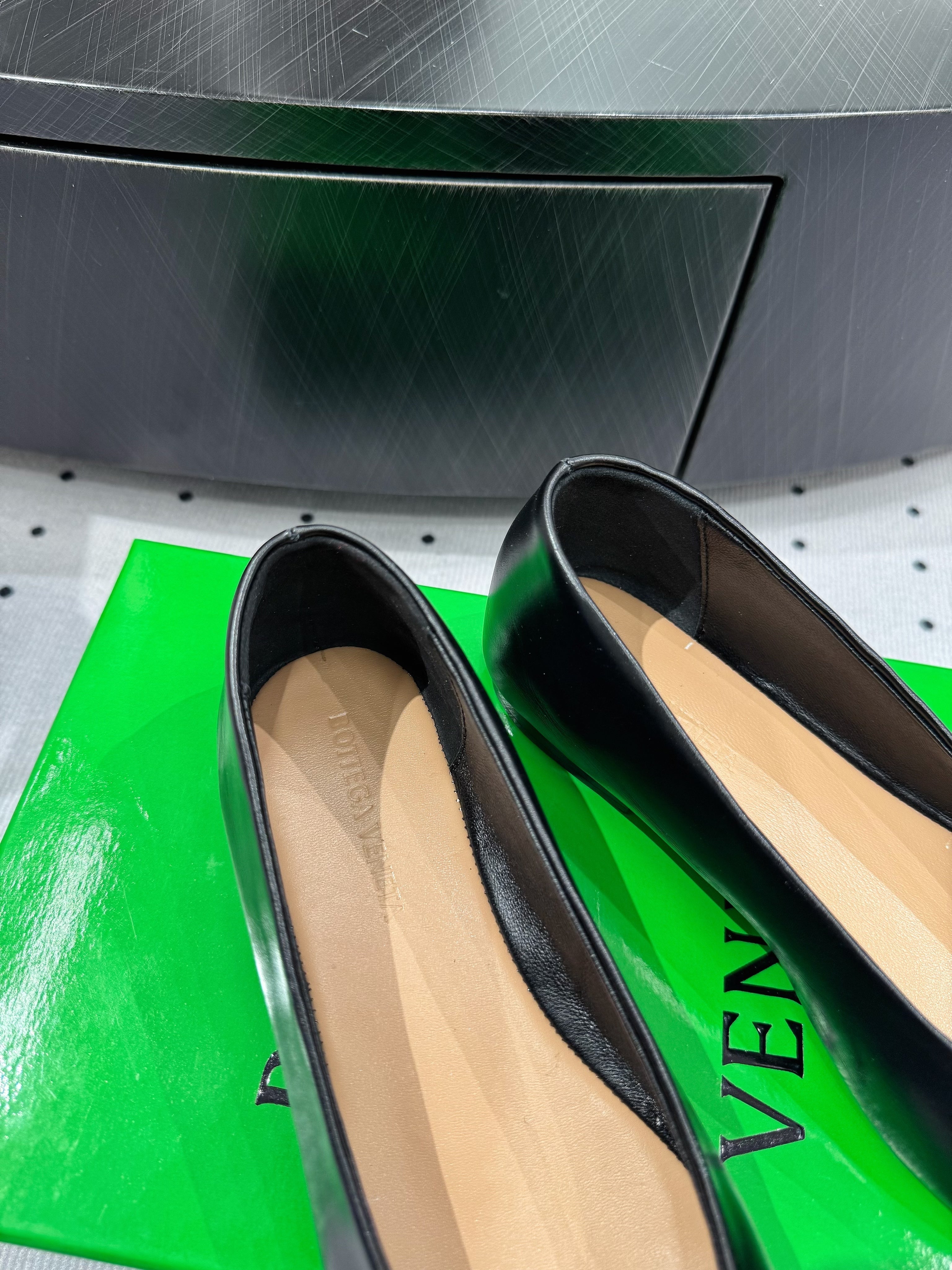BOTTEGA VENETA 26S BALLET FLATS IN BLACK CALFSKIN