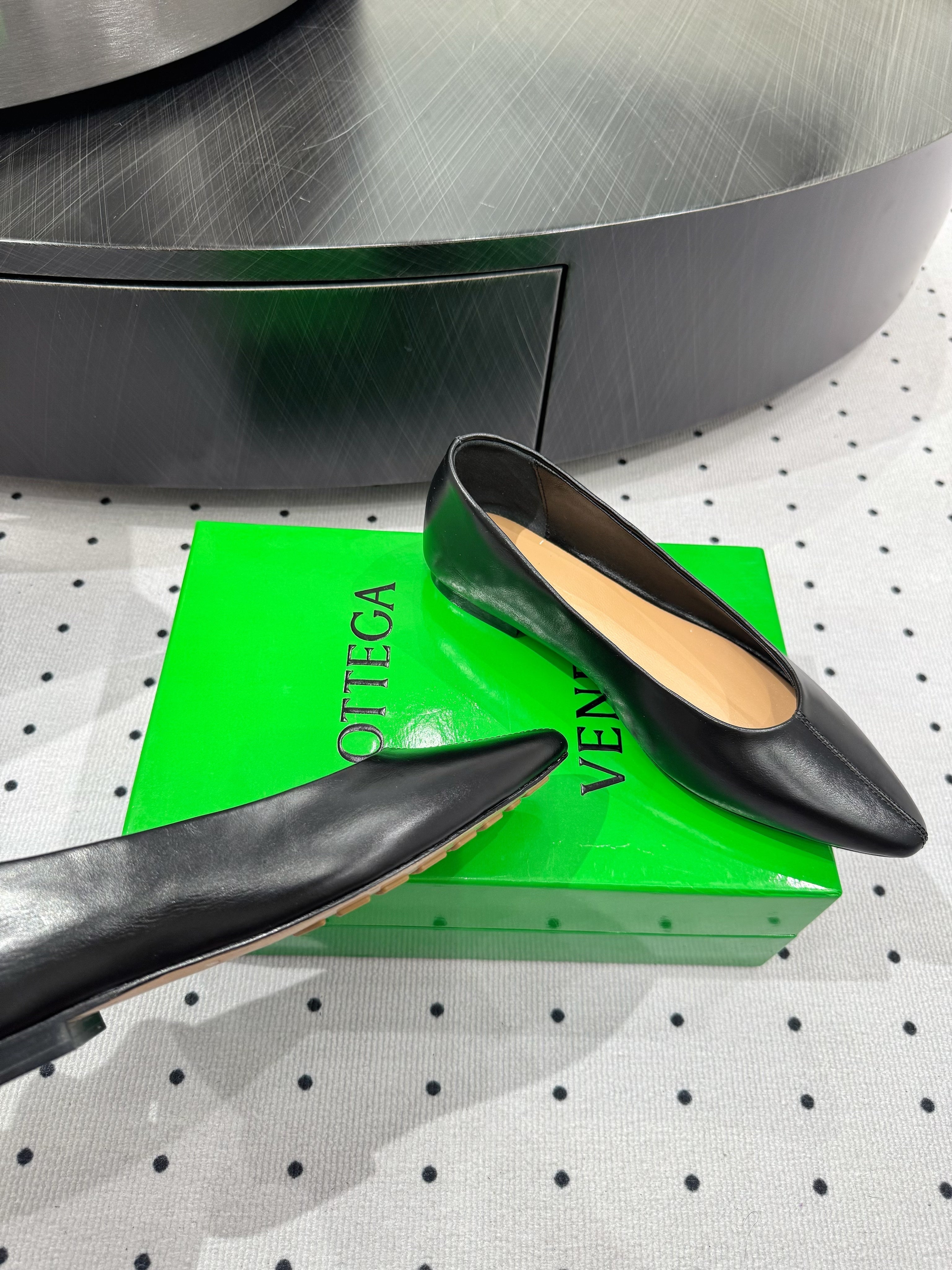 BOTTEGA VENETA 26S BALLET FLATS IN BLACK CALFSKIN