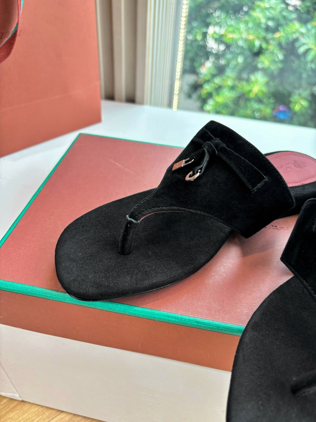 LP THONG SANDALS 25S IN BLACK SUEDE
