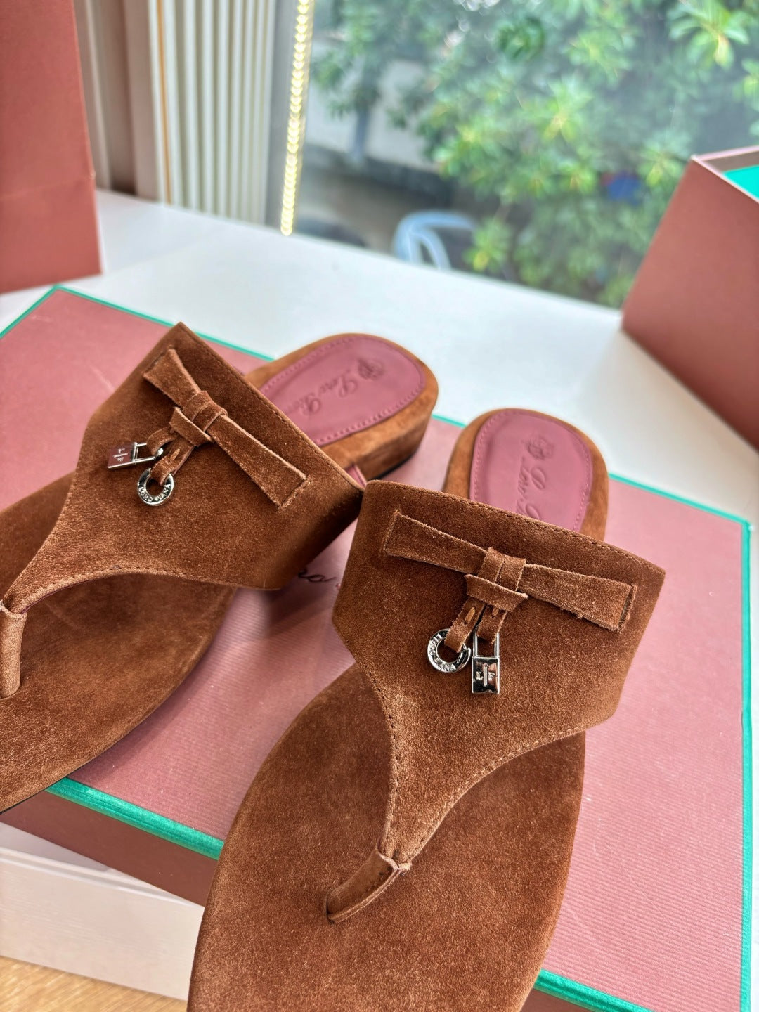 LP THONG SANDALS 25S IN BROWN SUEDE