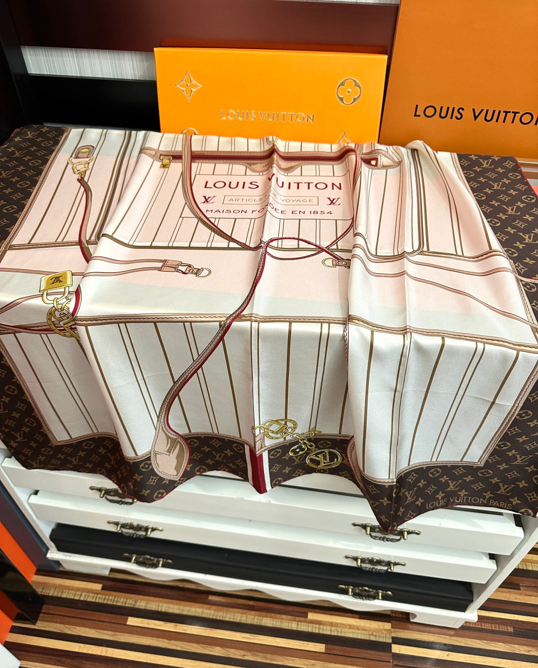 LV 26S SCARF 90 IN SILK 315099