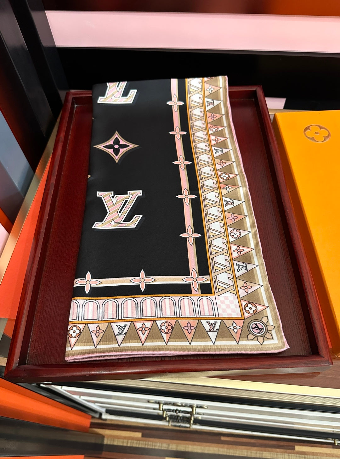 LV 26S SCARF 90 IN SILK 319819