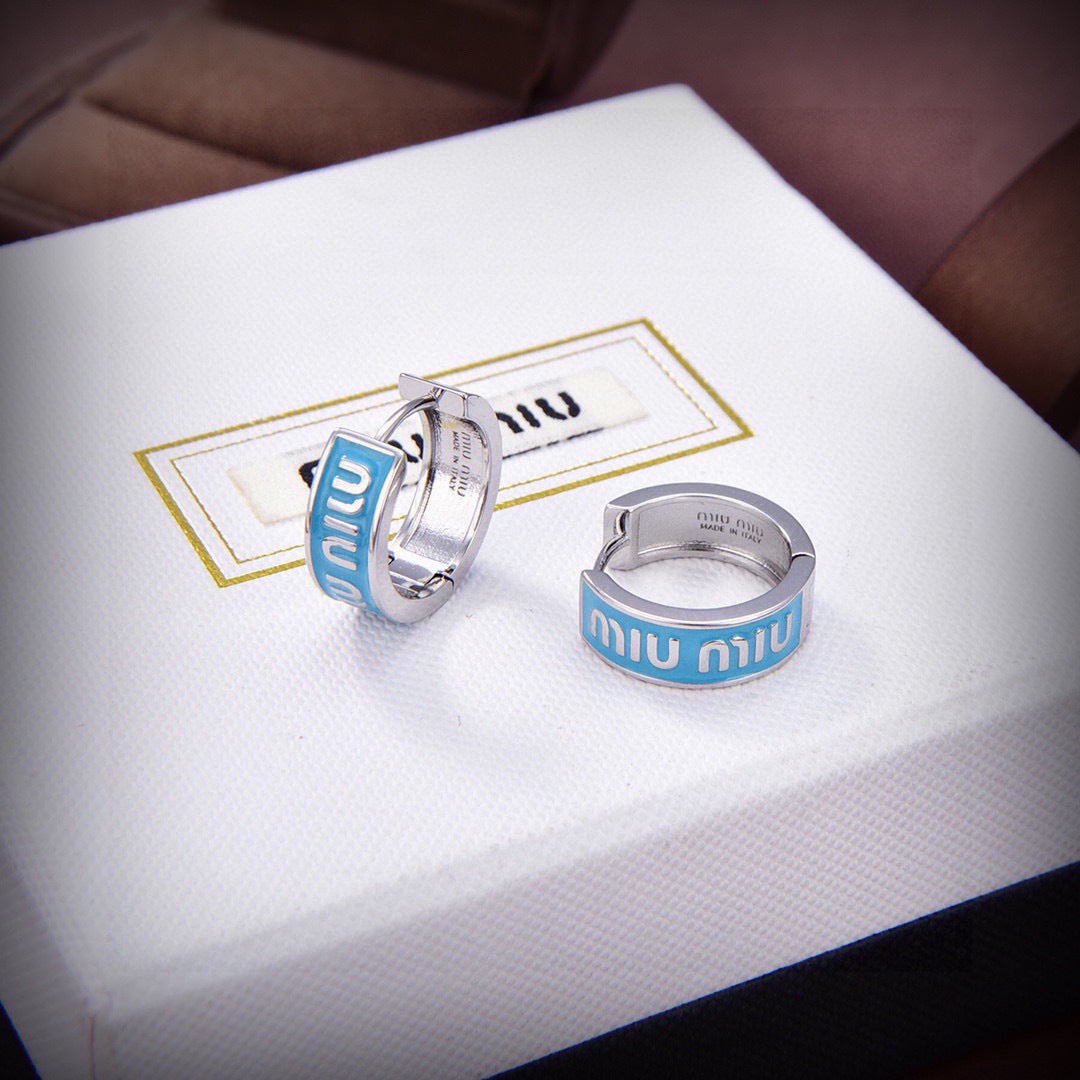 MIUMIU 26S LOGO HUGGIE HOOP EARRINGS IN LIGHT BLUE ENAMEL AND SILVER TONE METAL 622799
