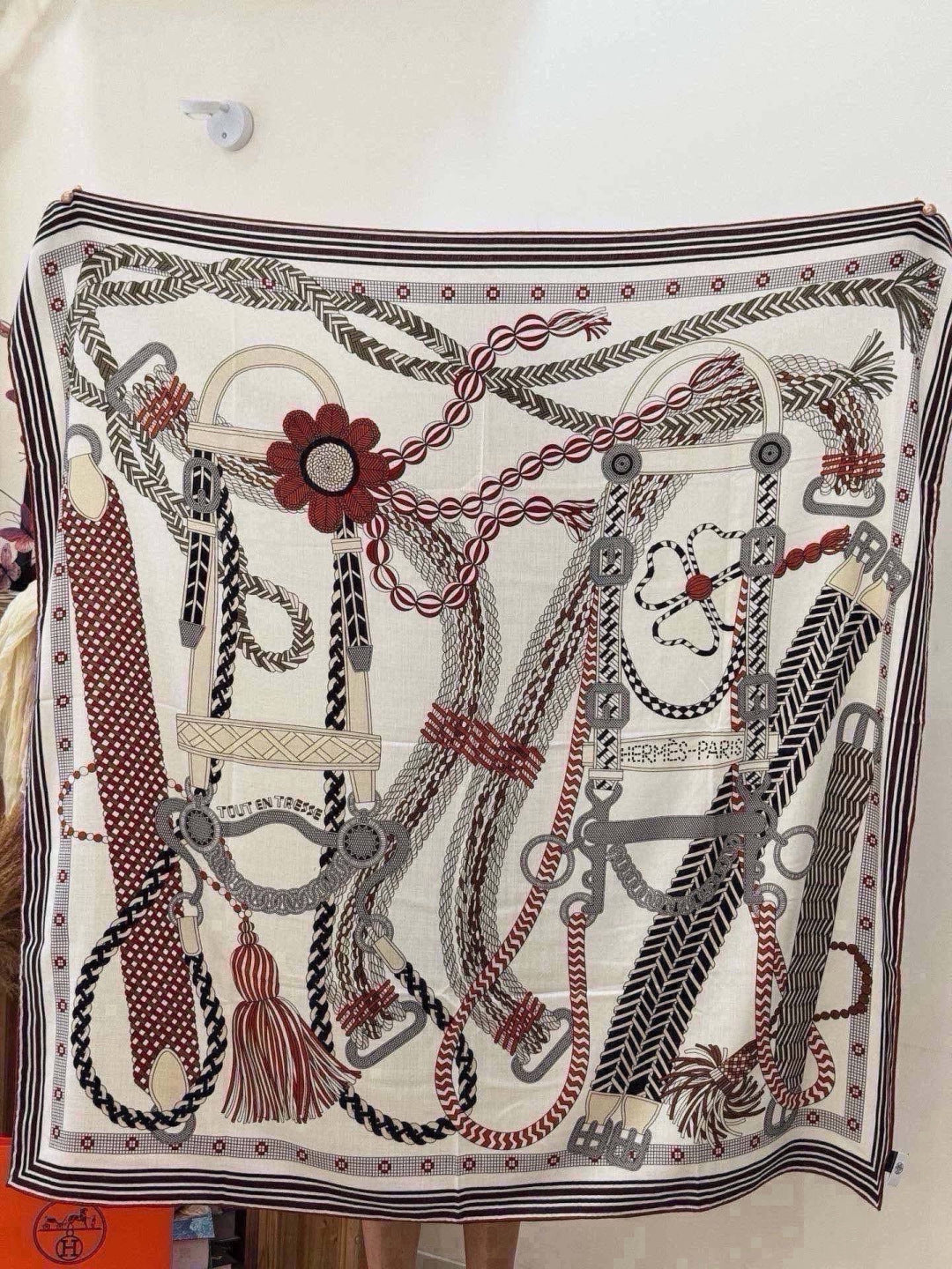 HERMES 26S PATTERNED SCARF 135 IN SILK AND CASHMERE 502436