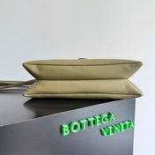 BOTTEGA VENETA 25S MEDIUM LIBERTA BAG 30 IN OLIVE GREEN CALFSKIN