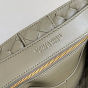 BOTTEGA VENETA 25S MEDIUM ANDIAMO 32 IN OLIVE GREEN CALFSKIN GOLD HARDWARE