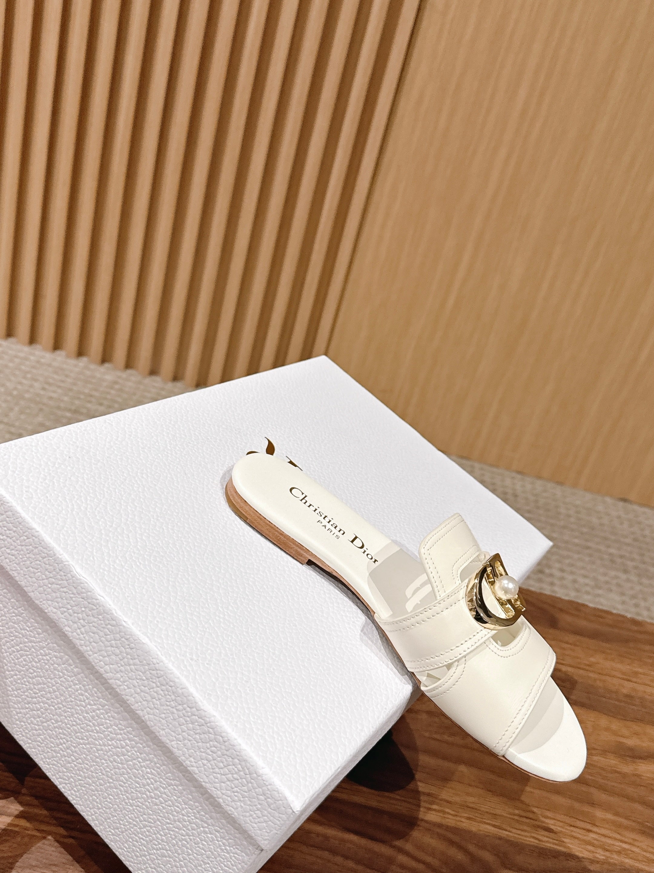 DIOR 26S WIDE STRAP SLIDE SANDALS IN WHITE CALFSKIN PEARL GOLD BUCKLE