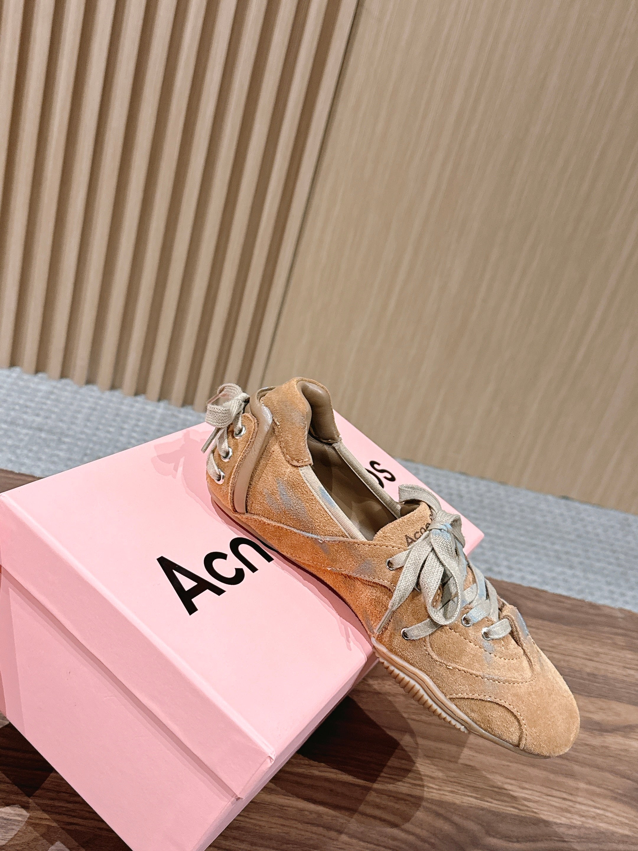 DIOR 26S LOW TOP SNEAKERS IN BEIGE SUEDE WITH LIGHT GREY LACES